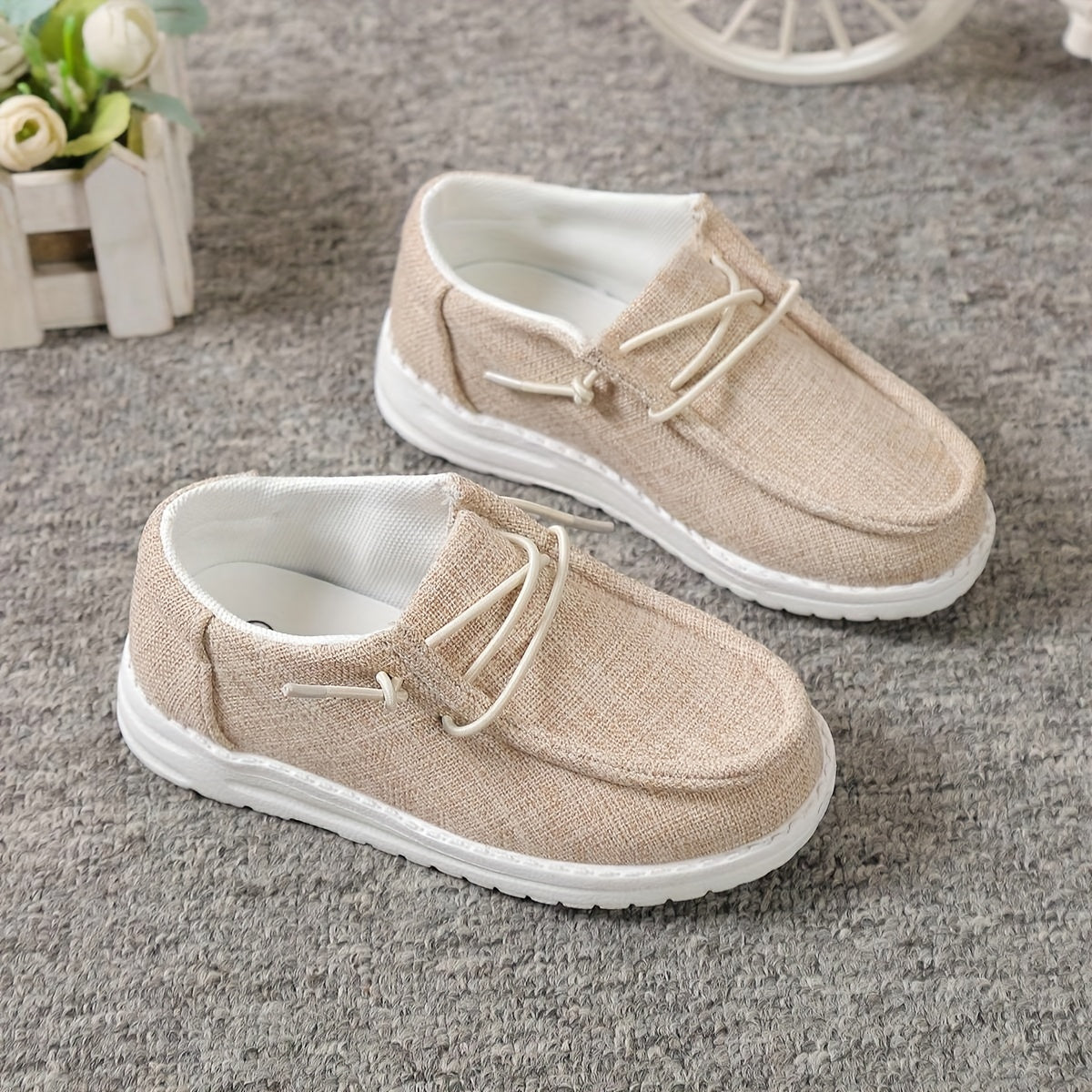 Boys' casual low top canvas shoes, lightweight and breathable for all seasons.