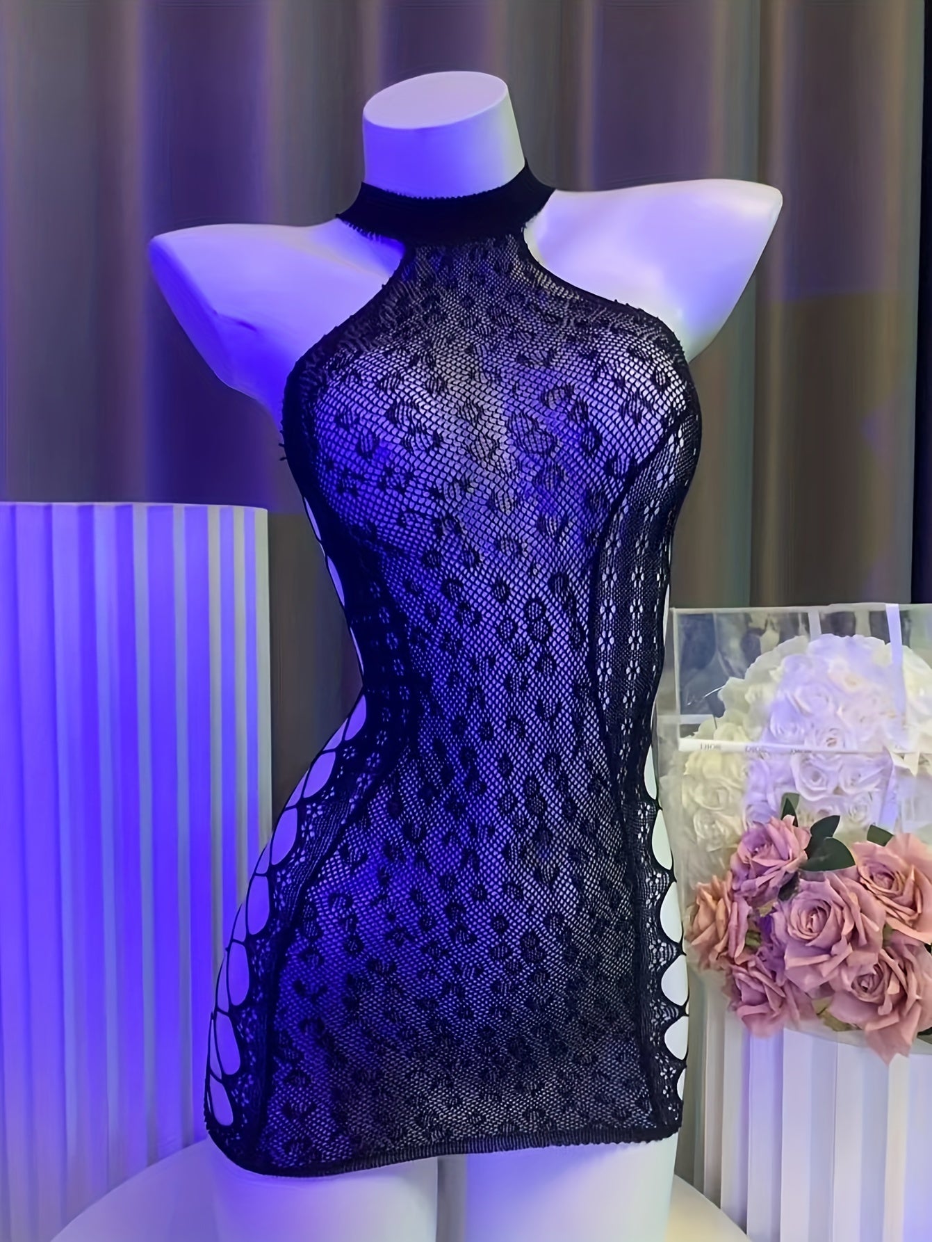 Chic baliq to'rasi bodycon slip ko'ylagi, halter bo'yin va bo'sh detallar bilan, cho'ziluvchan polyamid-spandeks aralashmasidan.