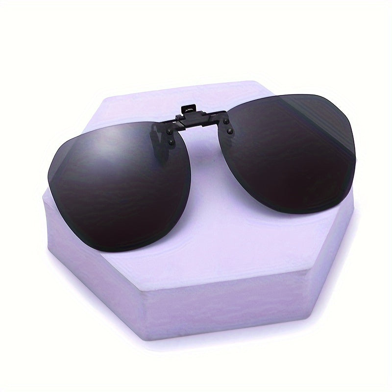 Adjustable unisex driving sunglasses clips that can be flipped up for ultra-light driving, providing protection against ultraviolet rays and harmful rays.