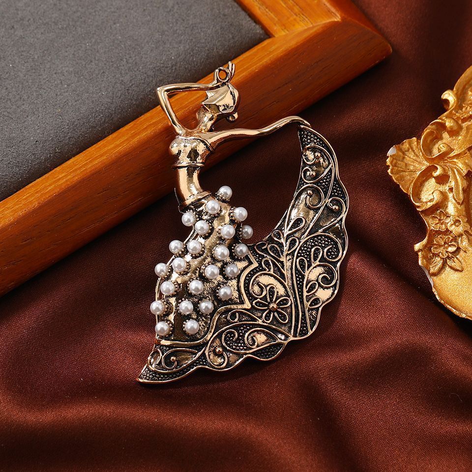 Elegant and one-of-a-kind ethnic girl brooch, enhance your beauty with traditional Chinese elements.