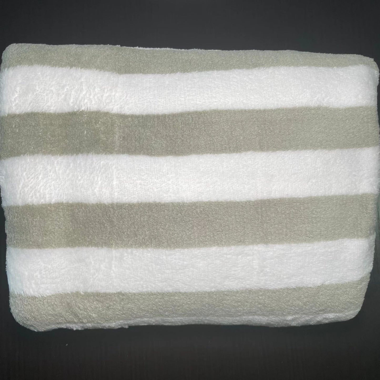 Soft coral fleece bath towel with quick-dry beach towels. Made of 280gsm 100% polyester with a striped design for home use.