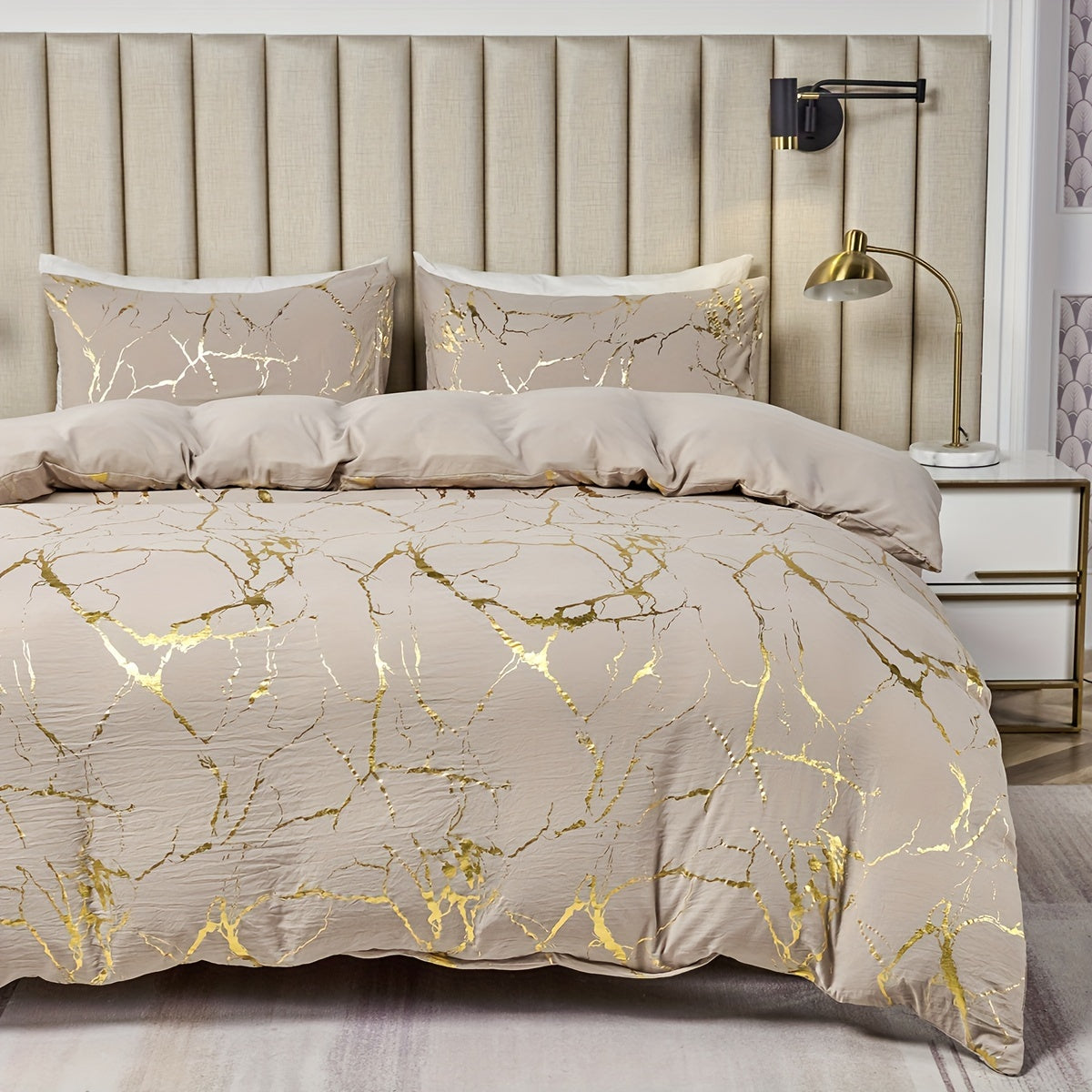 This American country style bedding set includes a duvet cover and 2 pillowcases featuring polyester marble with golden foil accents. It is available in Queen (228.6cm x 228.6cm) and King (259.08cm x 228.6cm) sizes.