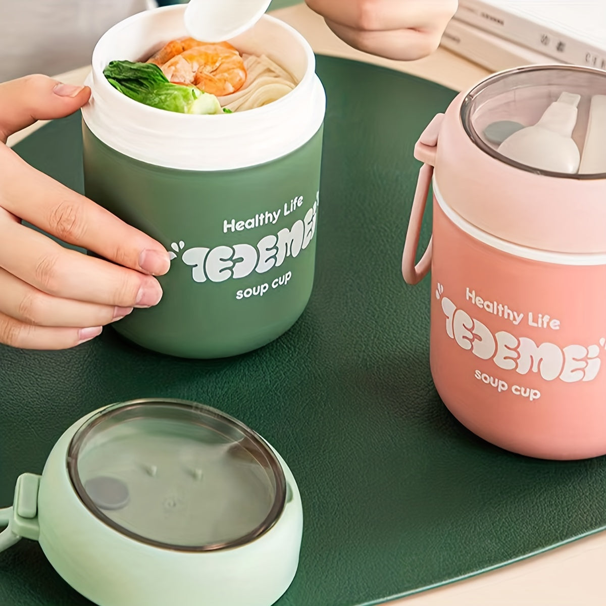 Keep your food hot or cold on the go with this insulated soup cup! Made of durable vacuum stainless steel, it has a large capacity perfect for adults and teens. Leakproof and with excellent heat and cold retention, this lunch box is ideal for school