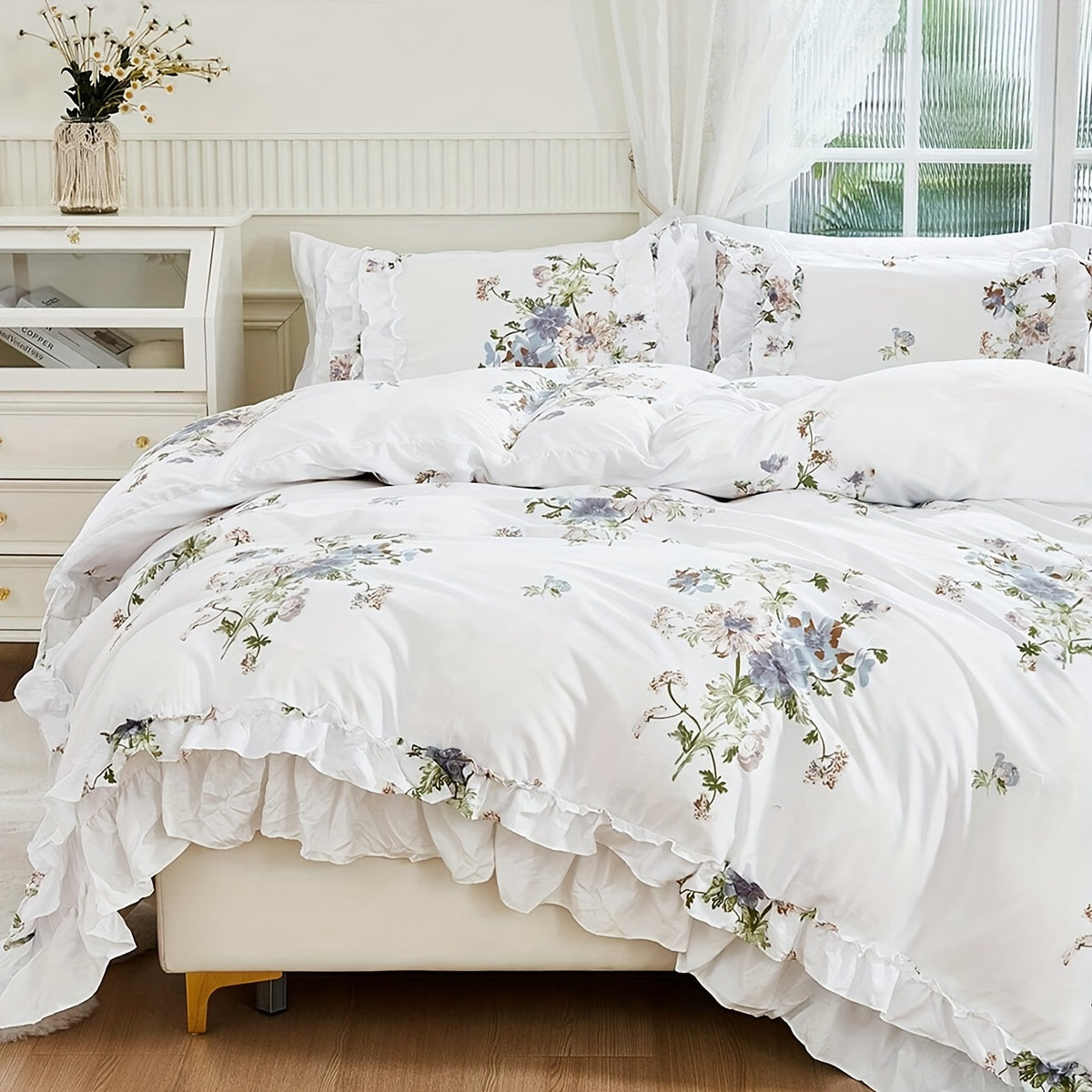 3-piece bedroom quilt cover set with floral print design, includes 1 quilt cover and 2 pillowcases. Features pleated craftsmanship, soft and washable fabric. Perfect for bedroom, dorm, or