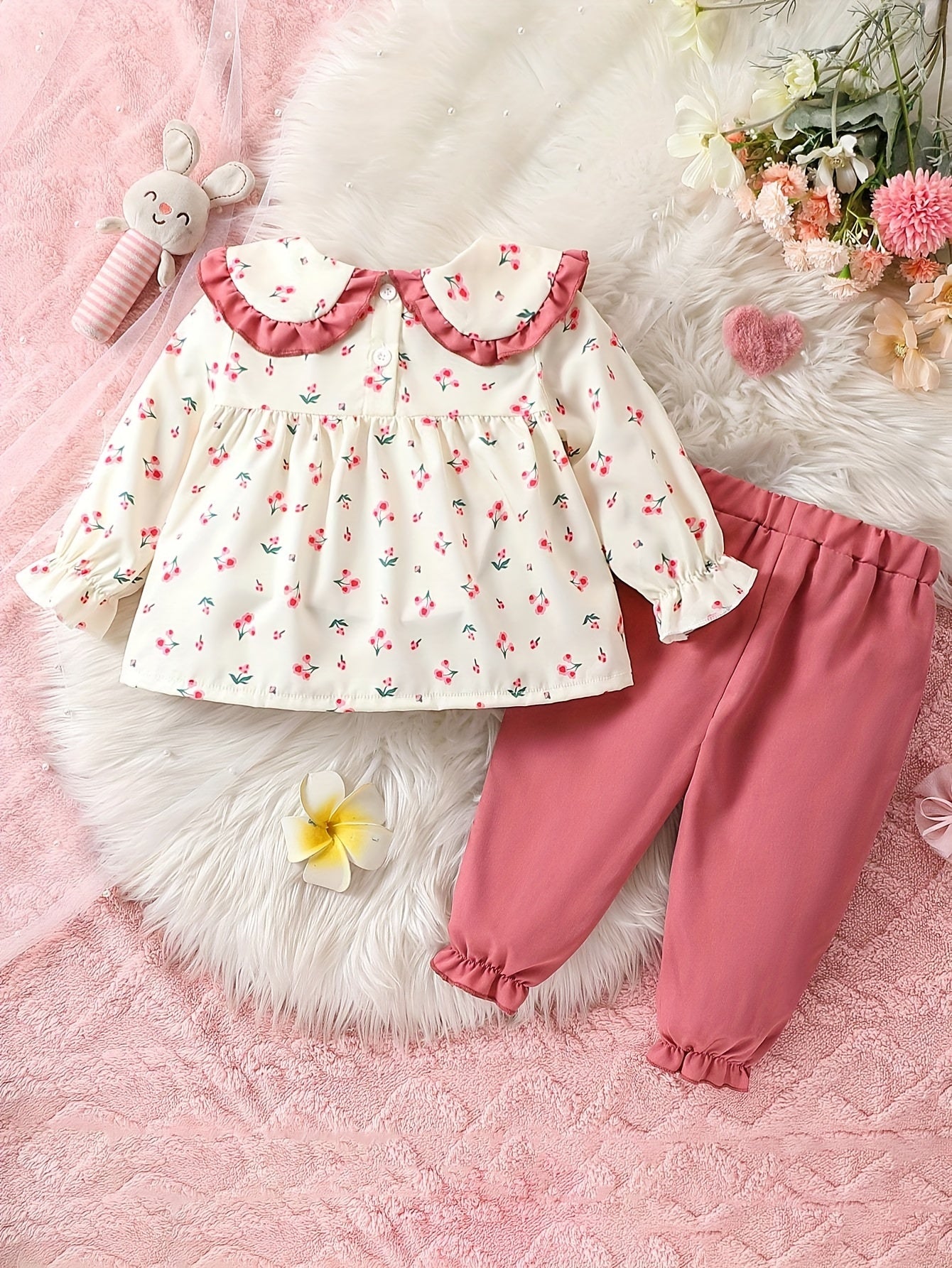 Cute baby girl outfit with floral top and pink jogger pants set - ideal for spring/autumn and parties. Made of polyester, machine washable and perfect for casual outdoor wear.