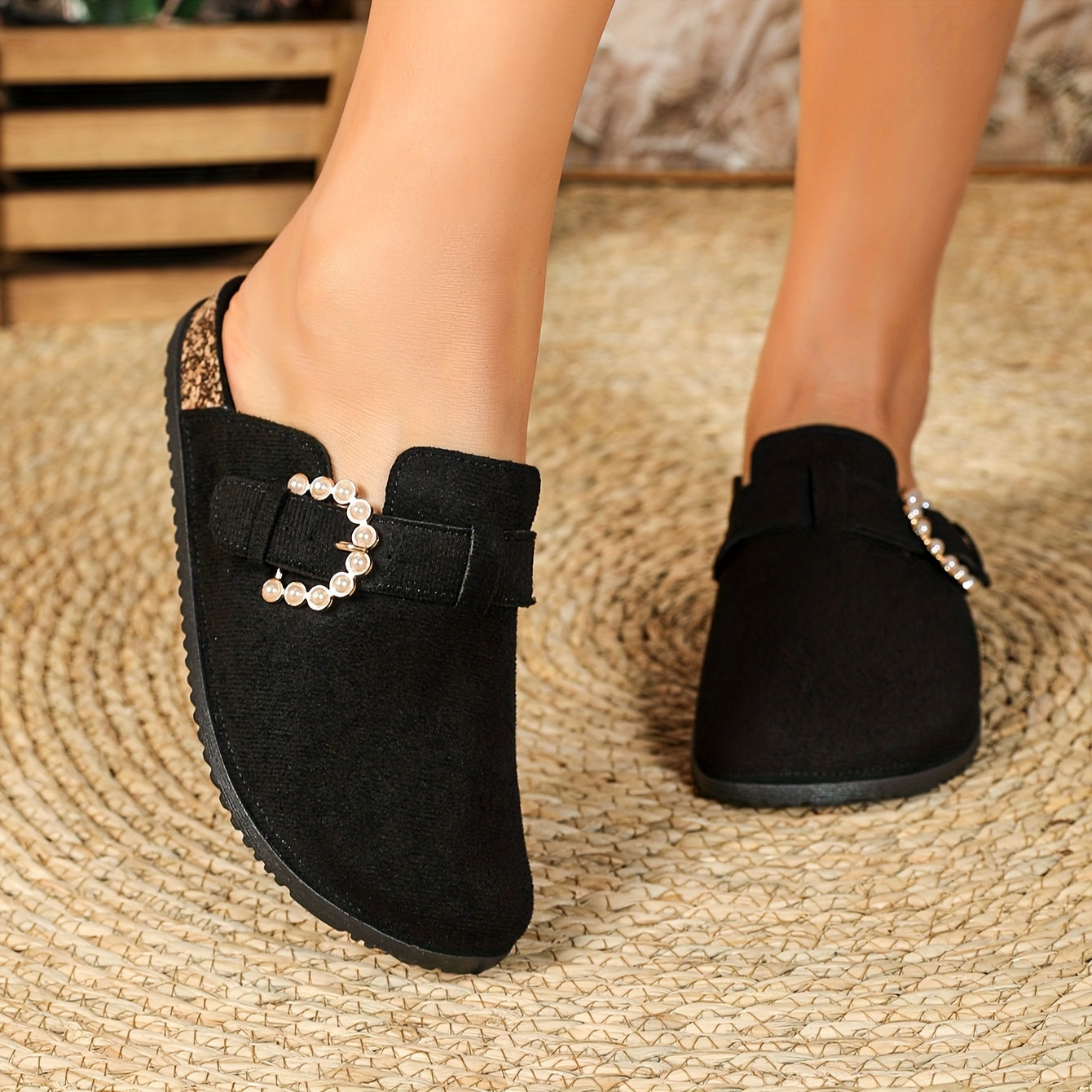 Outdoor women's clogs with cork thick soles in casual retro slip-on style.