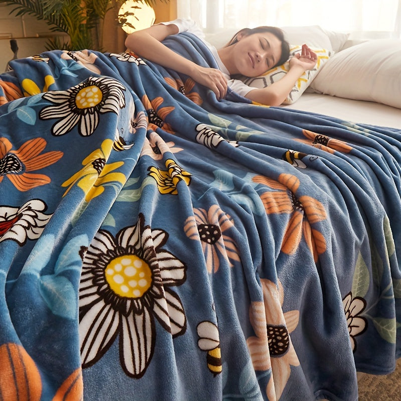 Modern Flower Print Flannel Bed Blanket, Cozy Quilted Throw, Easy to Clean in Machine, Made of Polyester, Suitable for Year-round Use on Sofa, Bed, at Office, or while Traveling