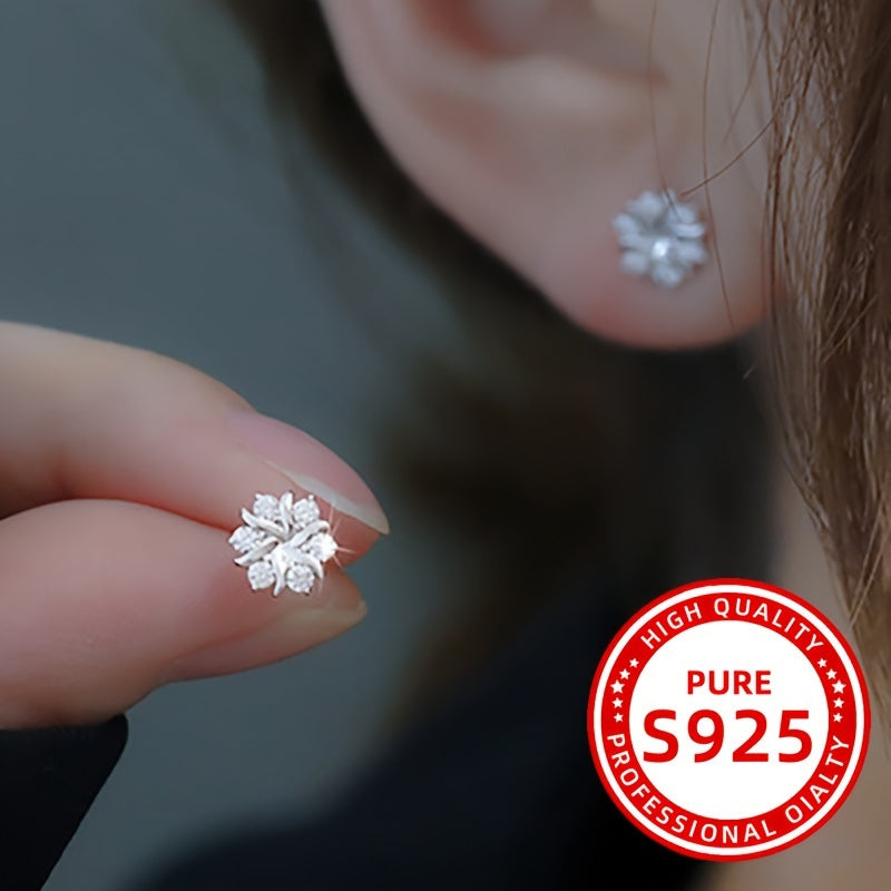 Elegant and versatile, these snowflake stud earrings are made from 925 sterling silver. The perfect adornment for any occasion, these earrings weigh 1.5g and are a beautiful accessory for women's ear holes.