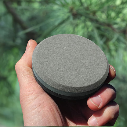 The Tacoma Professional Sharpening Stone is perfect for sharpening axes and hatchets. With dual grit options of 180/320 or 600/1000, this high-hardness whetstone is ideal for camping and home use. Effortlessly sharpen your knives with the Tacoma