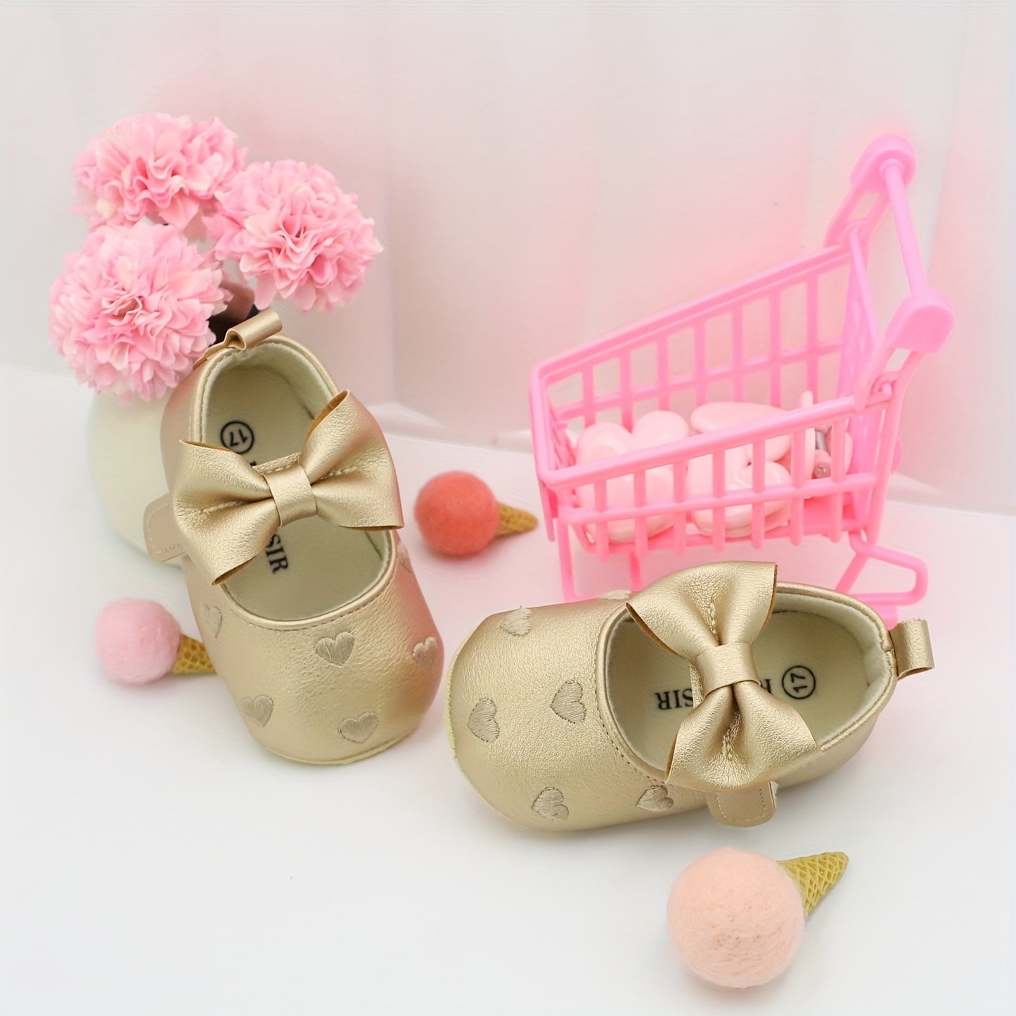 Embroidered heart Mary Jane walking shoes for baby princesses, ideal for leisure and parties in all seasons.