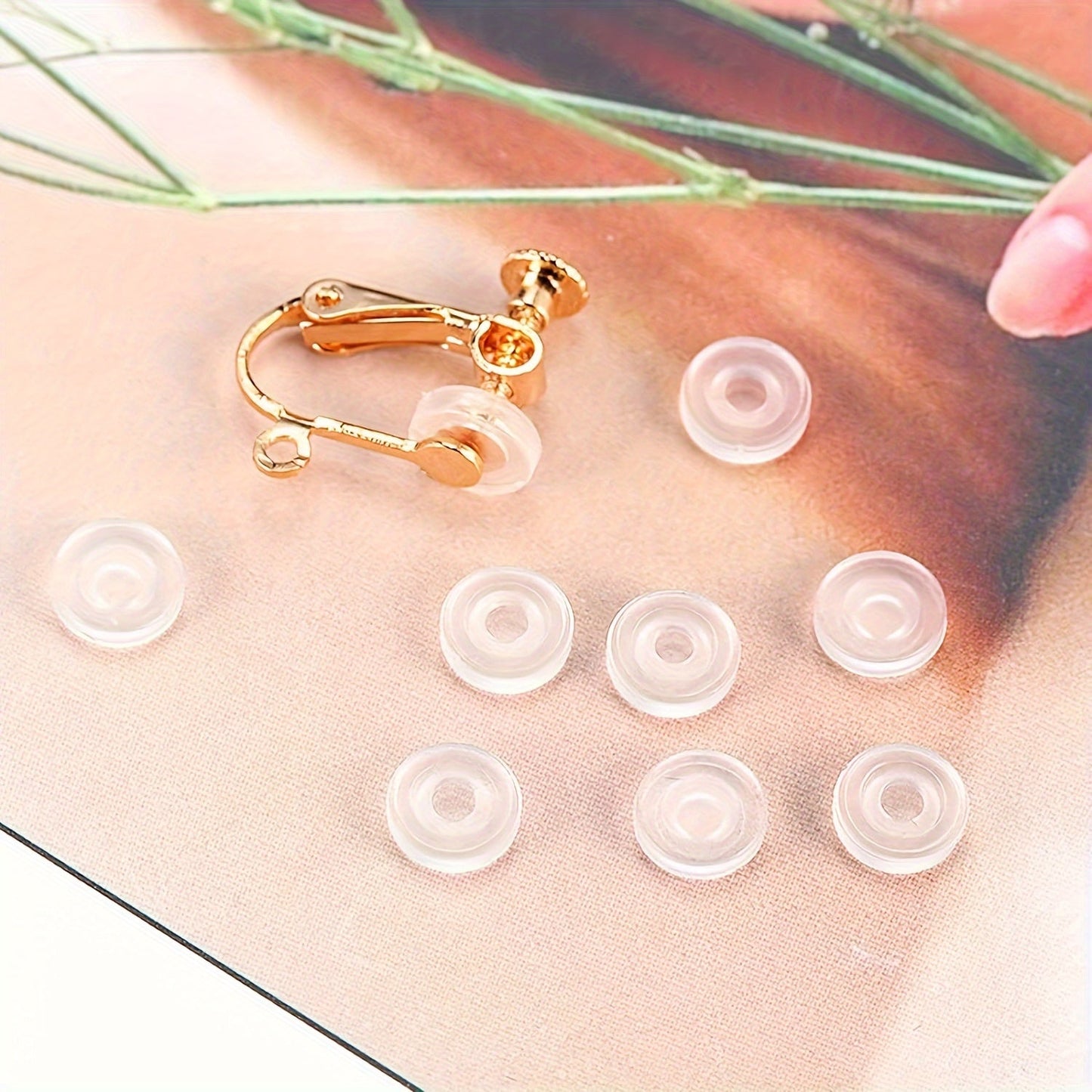 Get 20 pieces of ear clip jewelry accessories in white and gold colors, with 10 white and 10 golden pieces each. These converters come with round, non-slip anti-pain cushions so you can wear earrings without piercing your ears. Perfect for handmade DIY