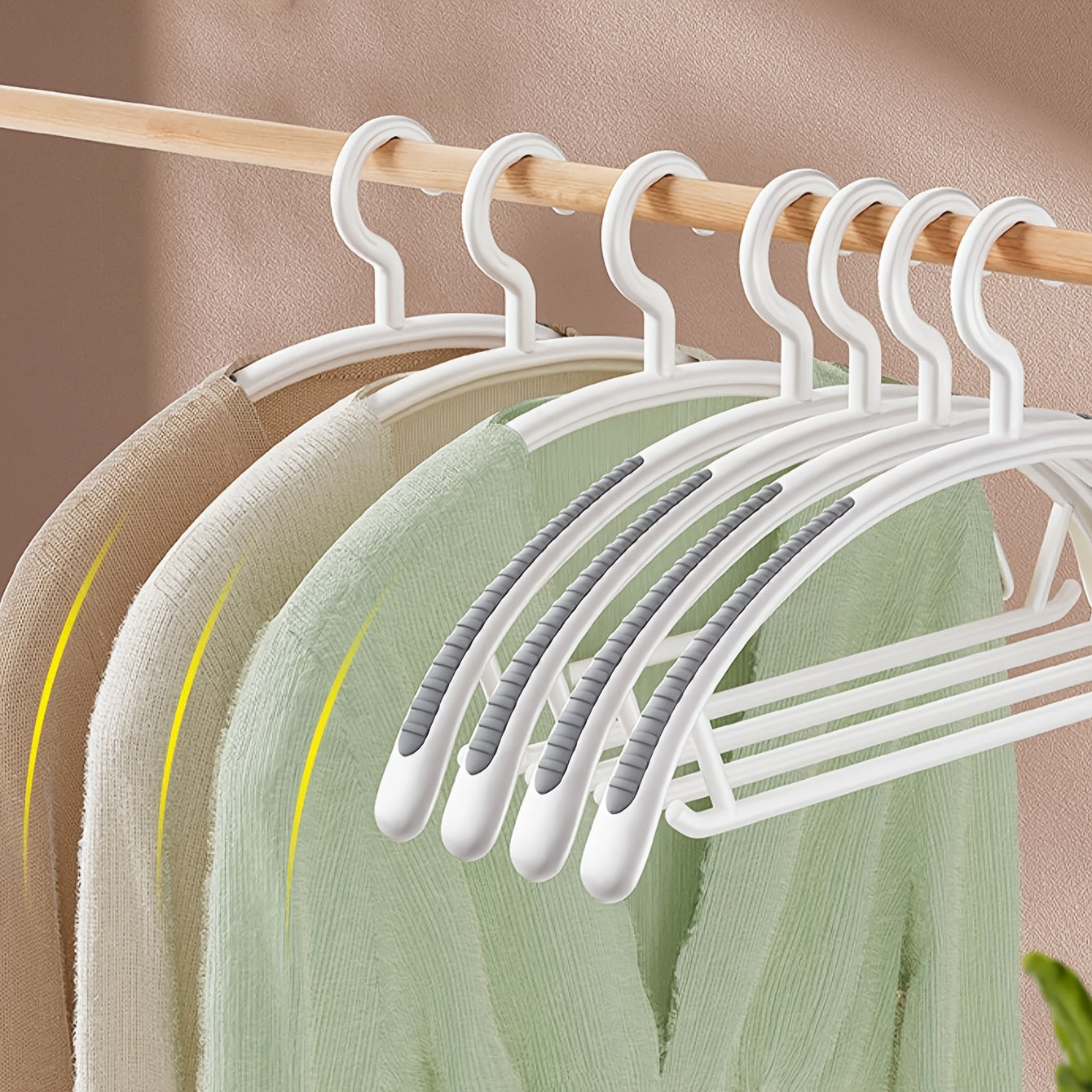 Set of 10 no-mark hangers ideal for drying and storing clothes without deforming or slipping.