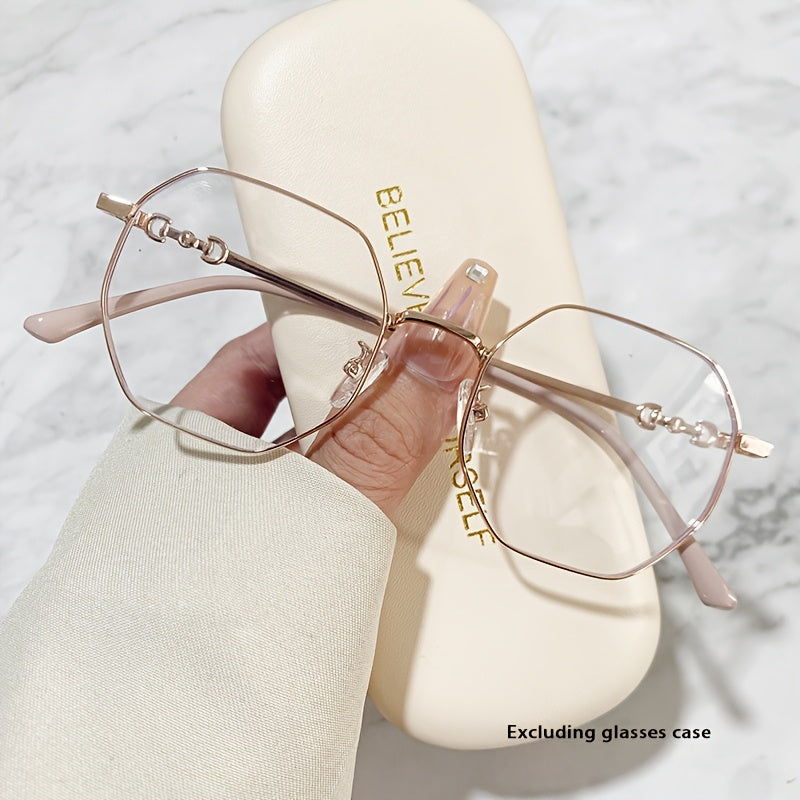 Polygonal golden frame with flat lenses for a natural look.