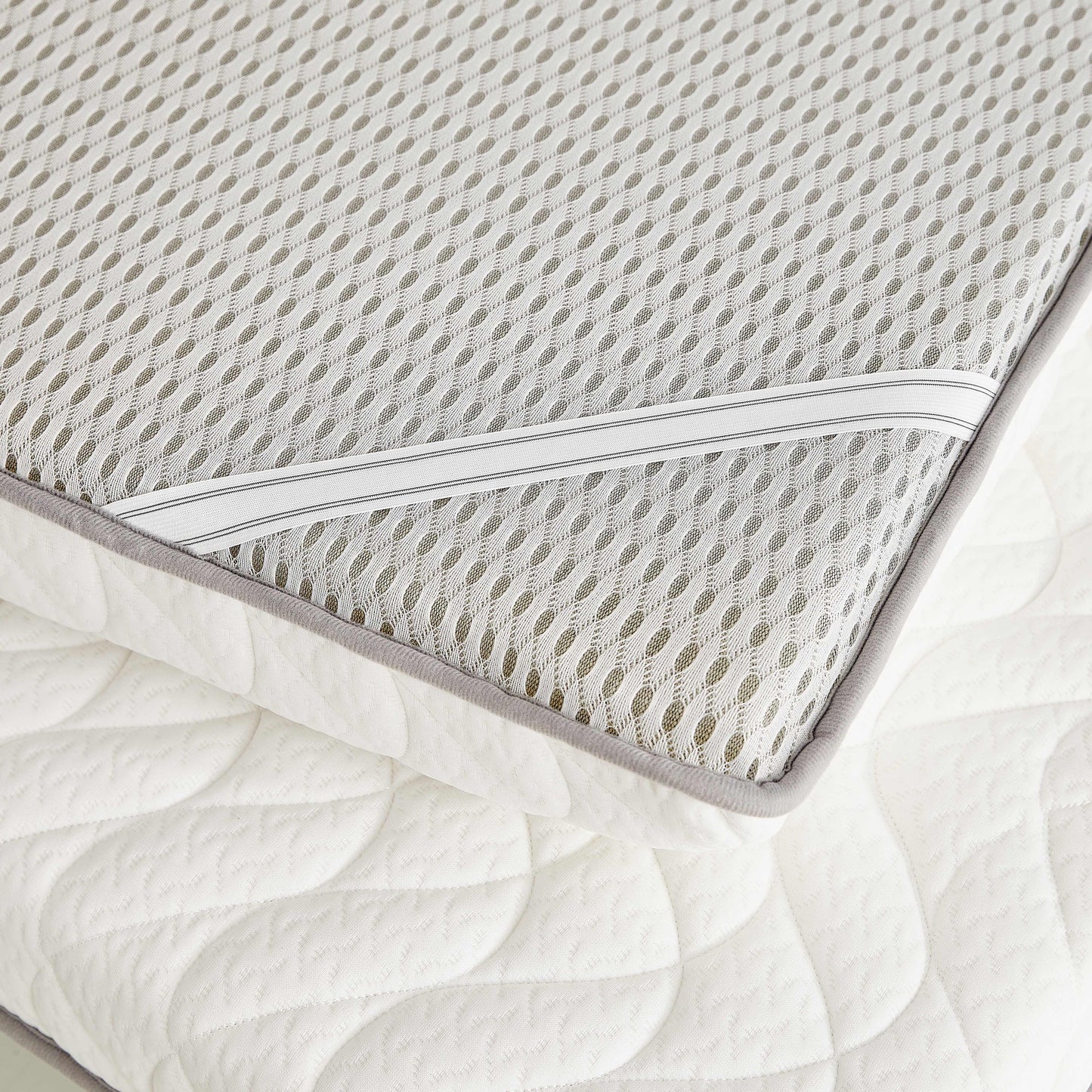 New Thickened Quilted Latex Layer High Resilience Mattress with Round Waltz Flower Pattern, Zero Pressure Design. Includes Memory High Resilience Latex, Thickened Knitted Breathable Non-slip Pad. Foldable for easy storage. Only includes one mattress