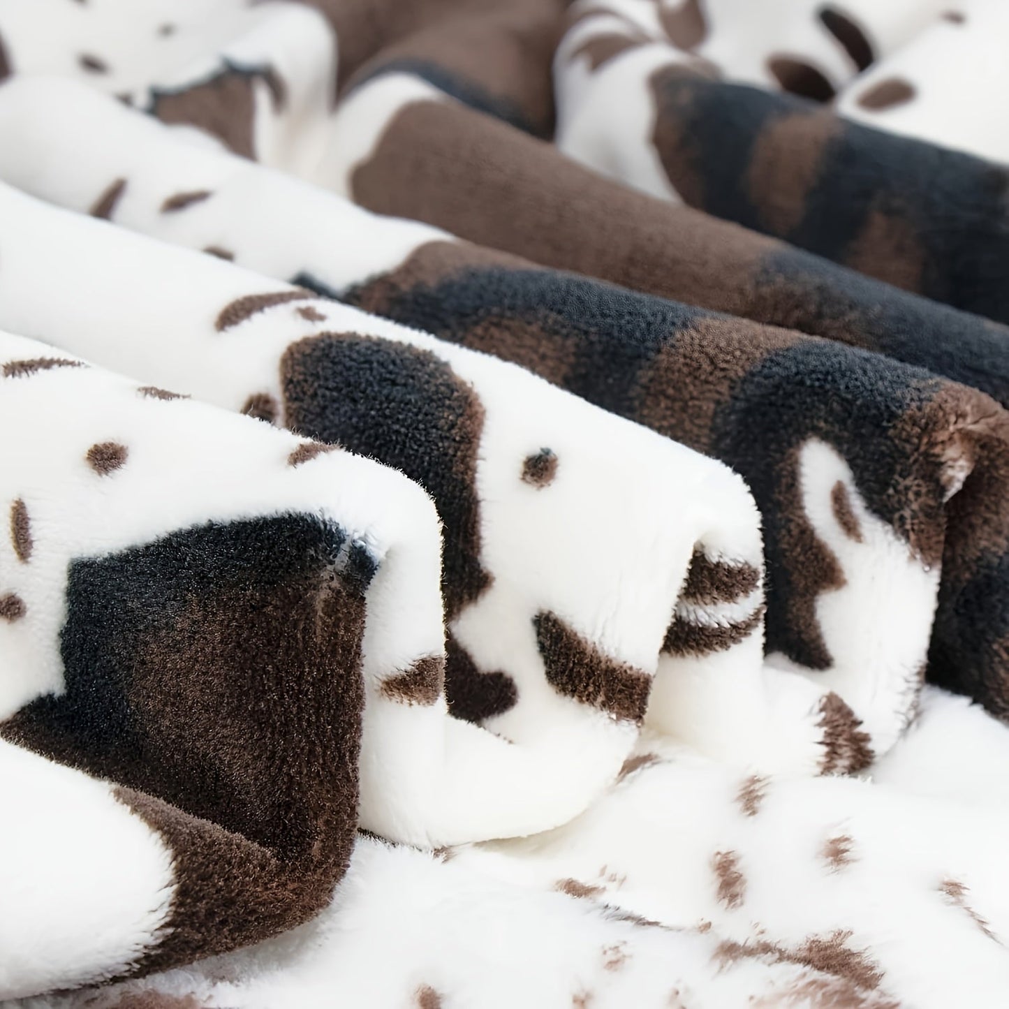 Soft and Cozy Cow Print Blanket - Plush Fleece Flannel Throw for Year-Round Comfort - Great for Daughters, Adults, Students, and Teens