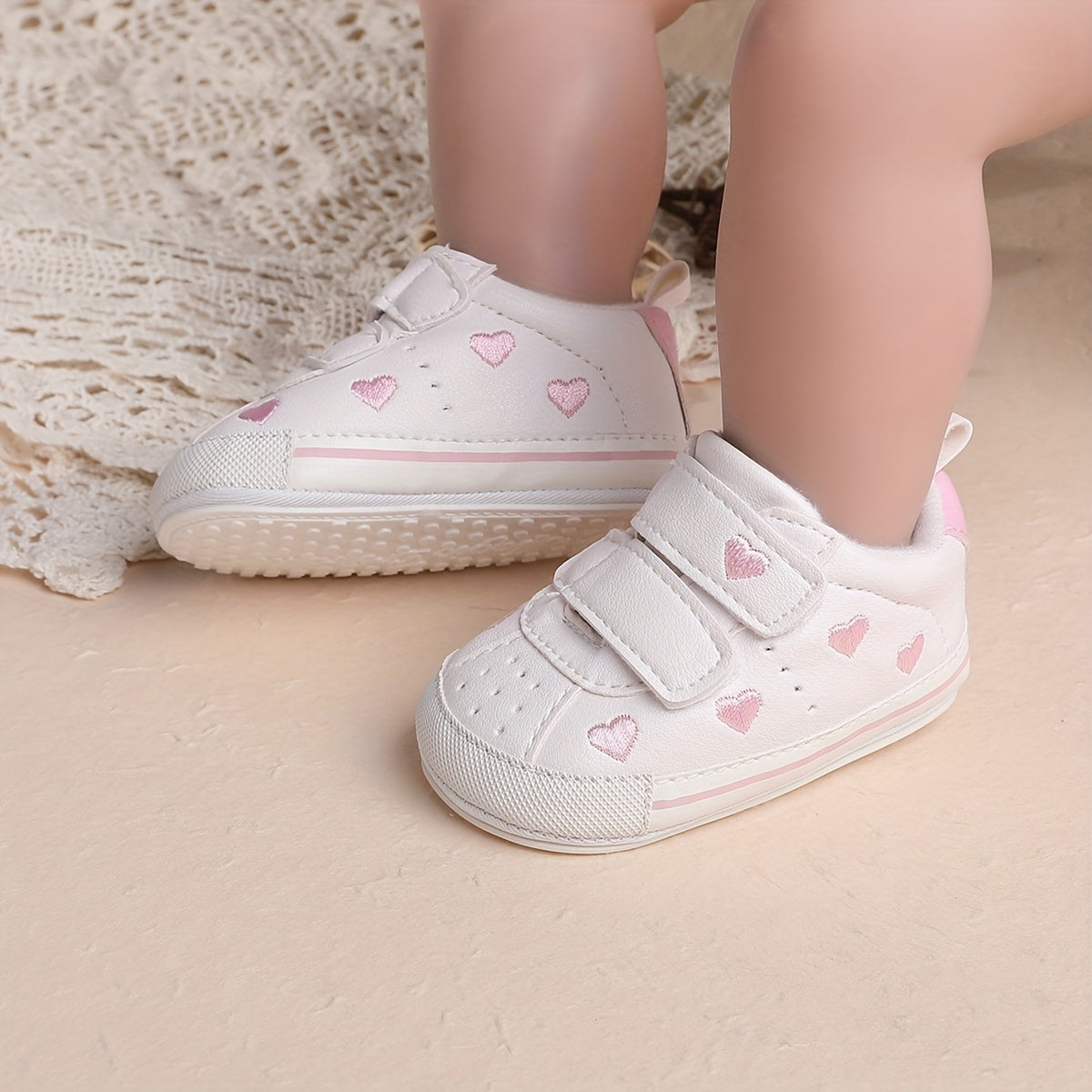 Cute and comfortable baby girl sneakers, lightweight non-slip shoes for all seasons.