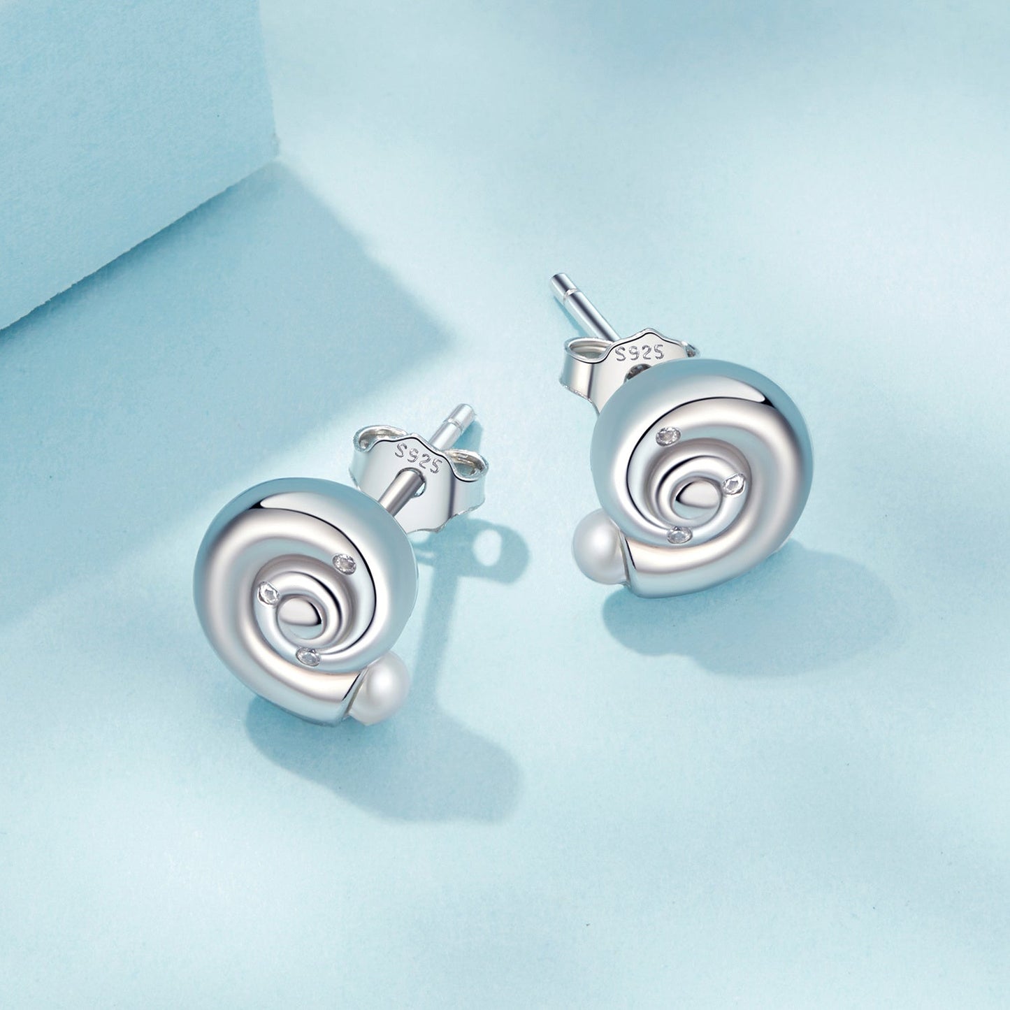 Add a touch of elegance to your look with these stunning seashell stud earrings for women. Crafted from hypoallergenic 925 silver with faux pearl inlay, these earrings are perfect for daily wear or as a thoughtful gift. Weighing 3.4g, these