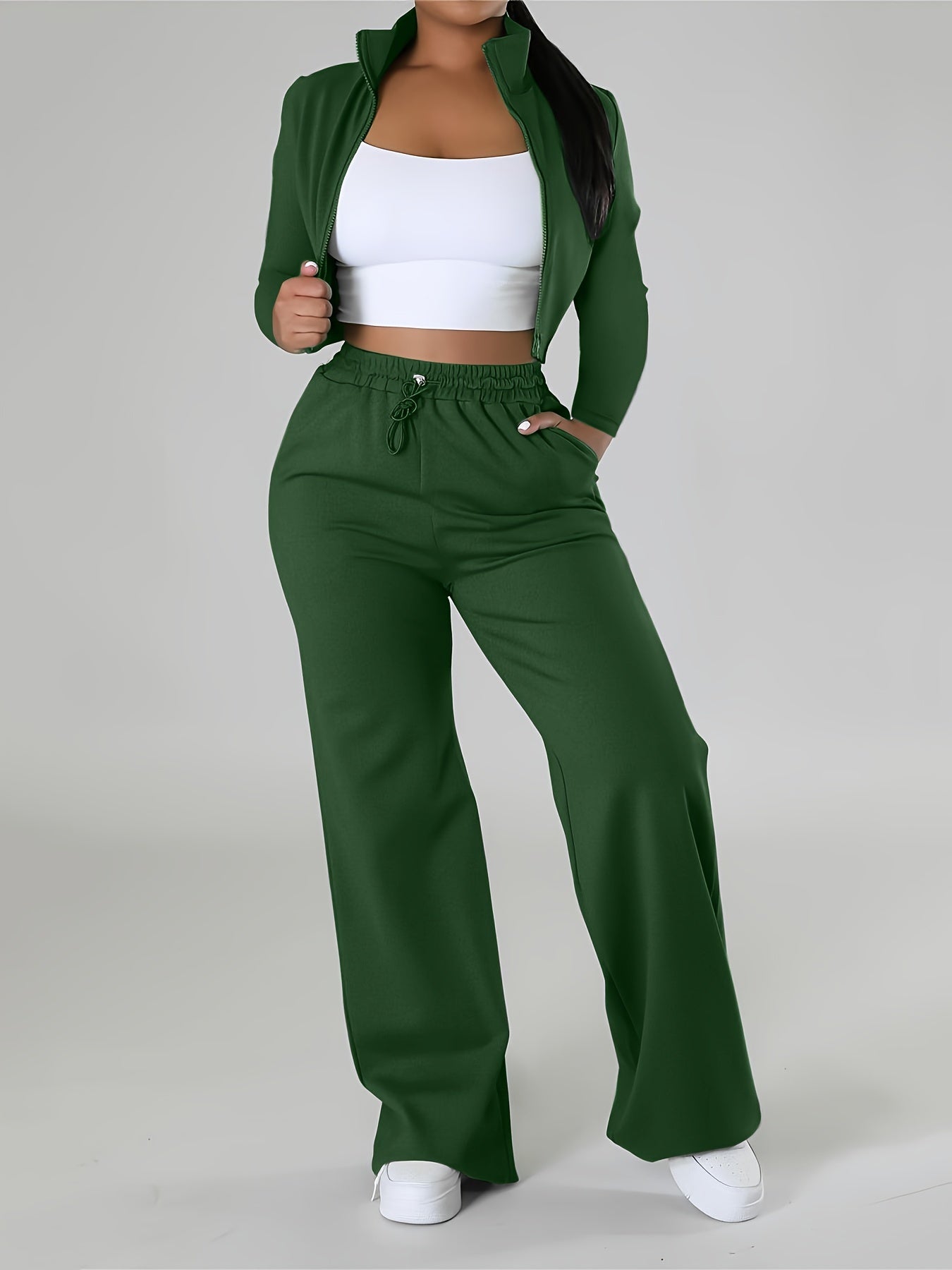 Women's casual sports suit with long sleeves consisting of two pieces.