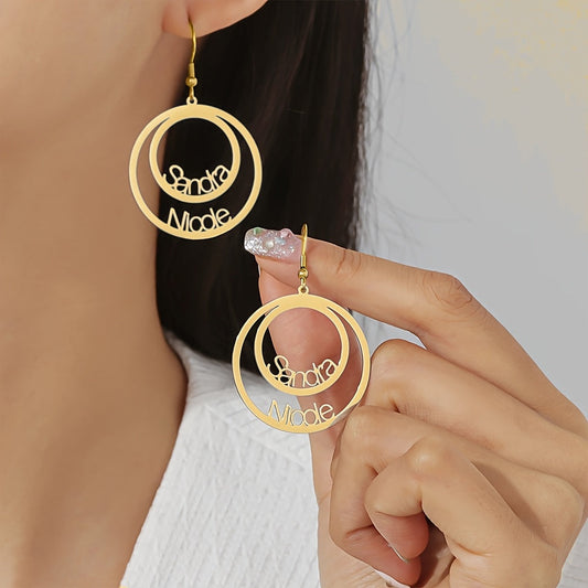 Simple yet elegant, these custom round name drop earrings feature personalized stainless steel tags for couples. Perfect for daily wear or weddings, this jewelry is ideal for women looking for a touch of elegance in their outfits.