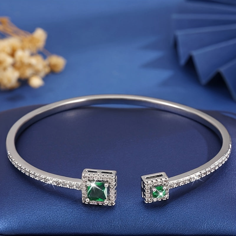 This elegant Boho style cuff bracelet is crafted in 925 silver with a square Moissanite gemstone. It is a fashionable and sparkling piece of jewelry perfect for women to wear daily or as a gift. Suitable for all seasons, it is ideal for the Spring