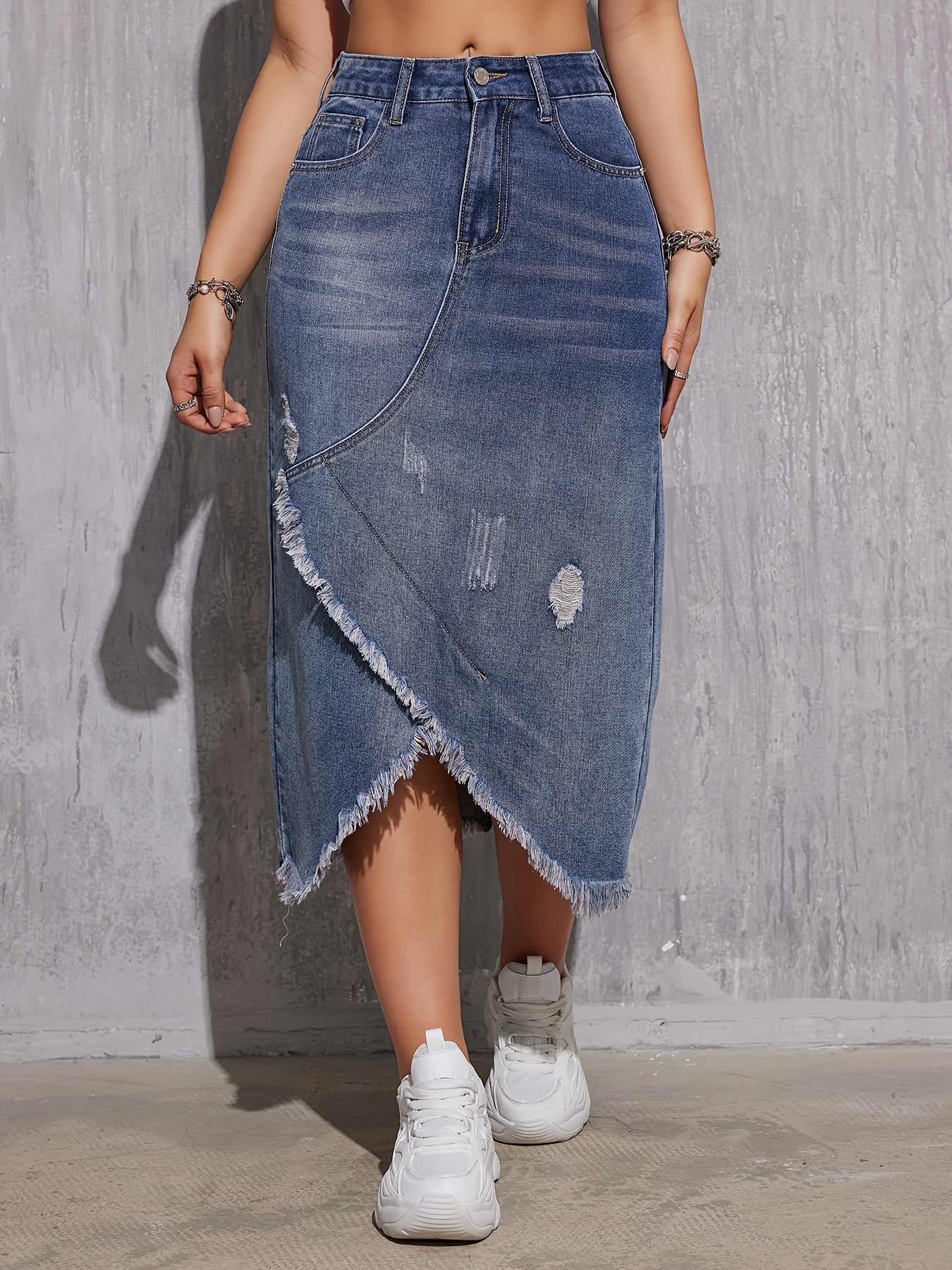 Ladies' chic denim skirt with tassel detail, ideal for all seasons