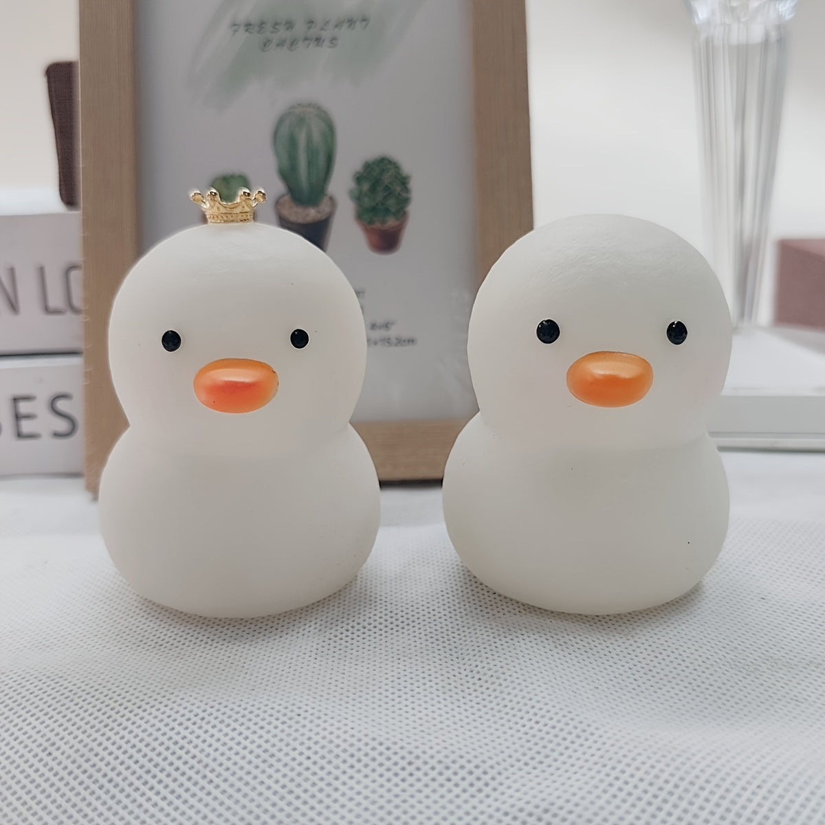 Duck-shaped LED night light, cute and fashionable, battery-powered with glossy finish. Perfect for bedroom decor and gift-giving for holidays, birthdays, or Christmas.