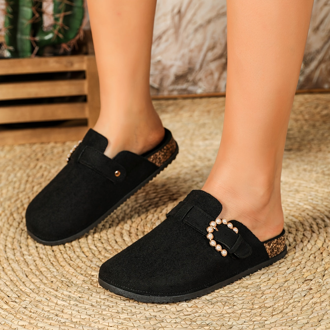 Outdoor women's clogs with cork thick soles in casual retro slip-on style.