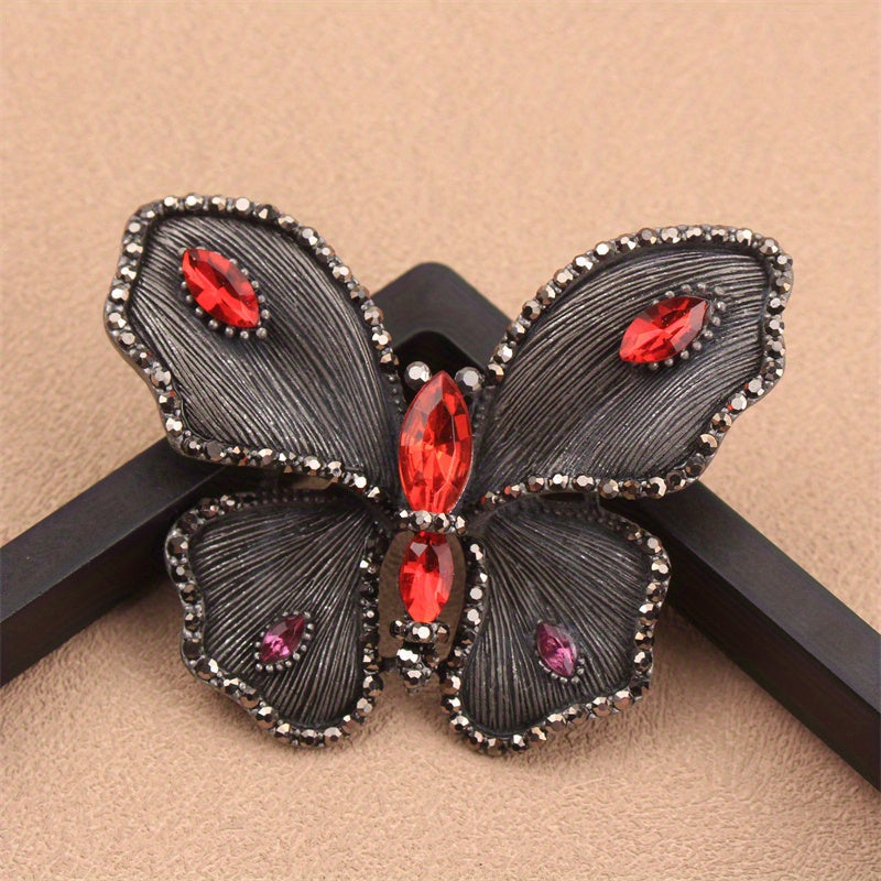 Uslubingizni bu ajoyib Elegant Butterfly Brooch bilan ko'taring, u porloq Rhinestone aksentlari bilan bezatilgan. Ushbu noyob pin har qanday kiyimga, shlyapalarga yoki sumkalarga hashamat qo'shadi. Sizning charm va glamouringizni qo'shish uchun mukammal.