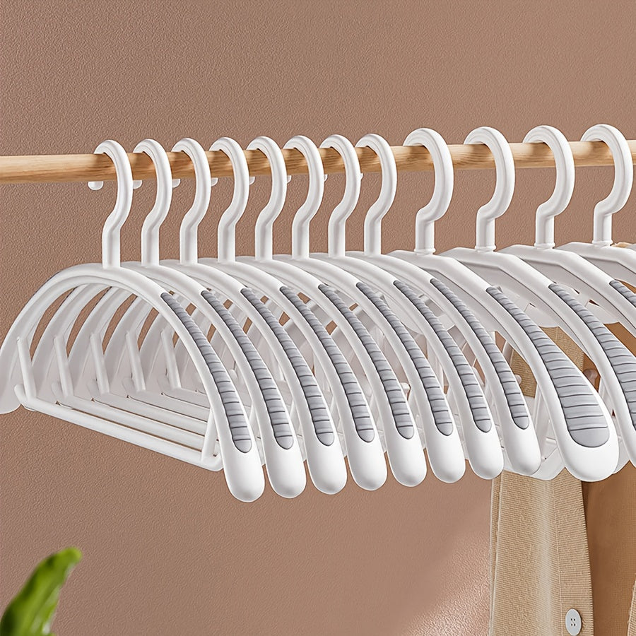 Set of 10 no-mark hangers ideal for drying and storing clothes without deforming or slipping.