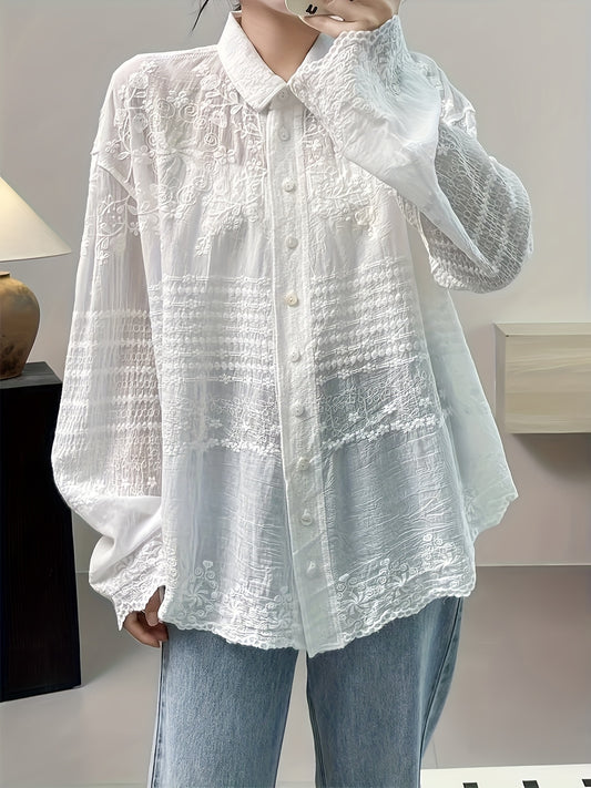 French vintage-inspired long sleeve crochet blouse for women, versatile for spring and fall.按钮式白色透明蕾丝细节上衣，搭配宽松休闲设计。