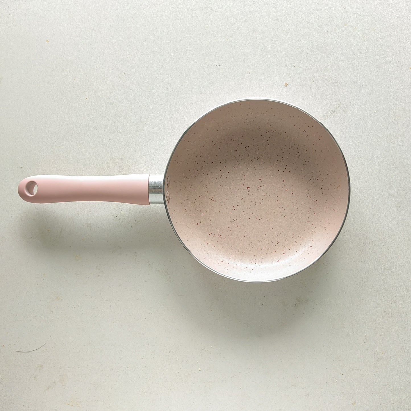 Pink aluminum mini frying pan with a flat bottom and silicone handle, measuring 16.51cm in size. Lightweight and suitable for frying eggs and steaks on a gas stove.