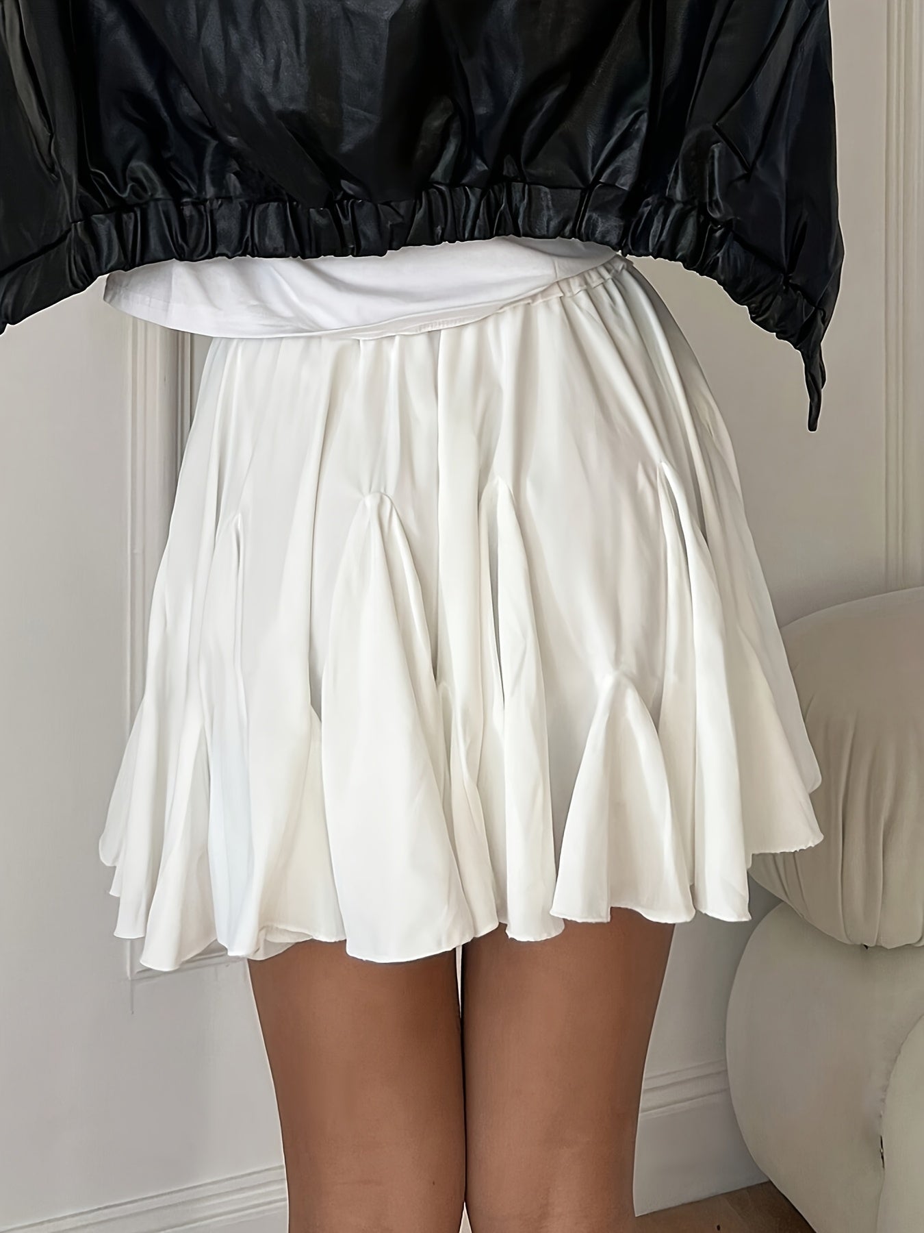 Stylish white ruffle mini skirt for women, high waist, perfect for summer and autumn, suitable for various occasions.