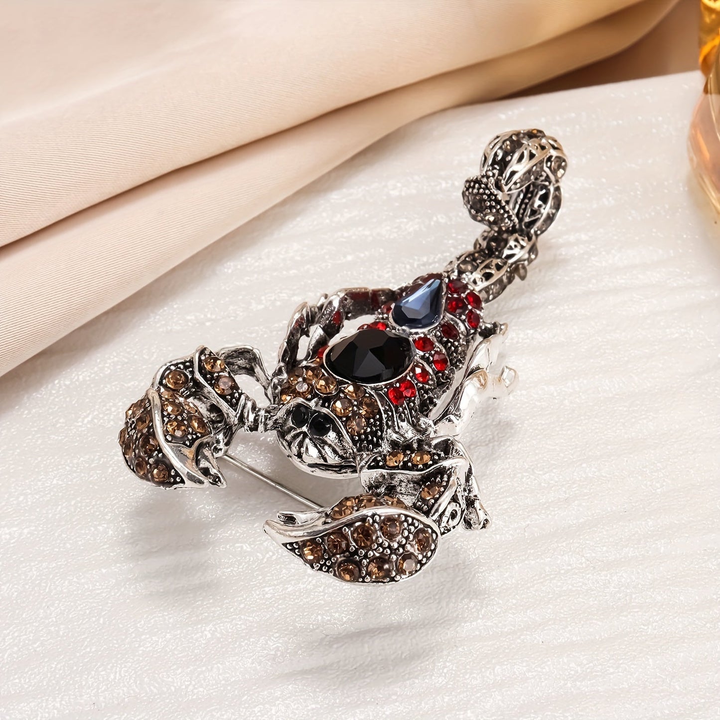 Stylish Men's Animal Brooch with Rhinestones - Made of High-Quality Zinc Alloy, a Trendy and Multi-Purpose Accessory for Events