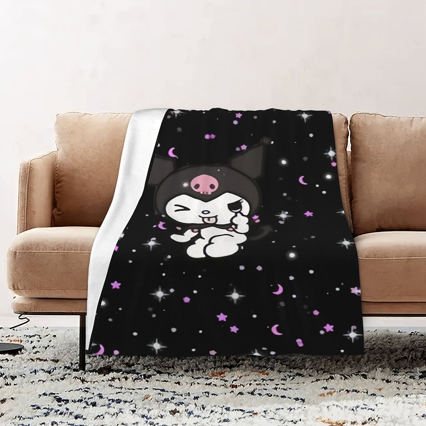 Держите своих близких в тепле и уюте с этим фланелевым пледом Sanrio Kuromi. Изготовленный на 100% из полиэстера, этот плед имеет цифровой печатный вязаный дизайн, который мягкий и идеален для всех сезонов. Будь то в гостиной, спальне или офисе, этот