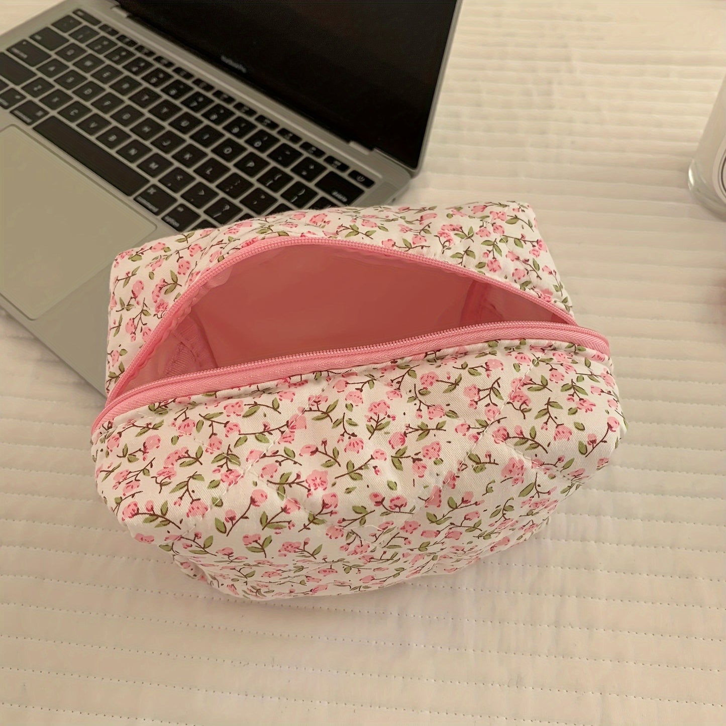 Simple and sweet floral quilted cosmetic bag with large capacity for makeup and skincare. Suitable for both men and women. Fragrance-free and water-resistant.