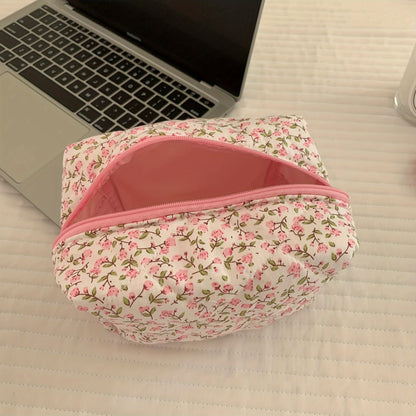 Simple and sweet floral quilted cosmetic bag with large capacity for makeup and skincare. Suitable for both men and women. Fragrance-free and water-resistant.