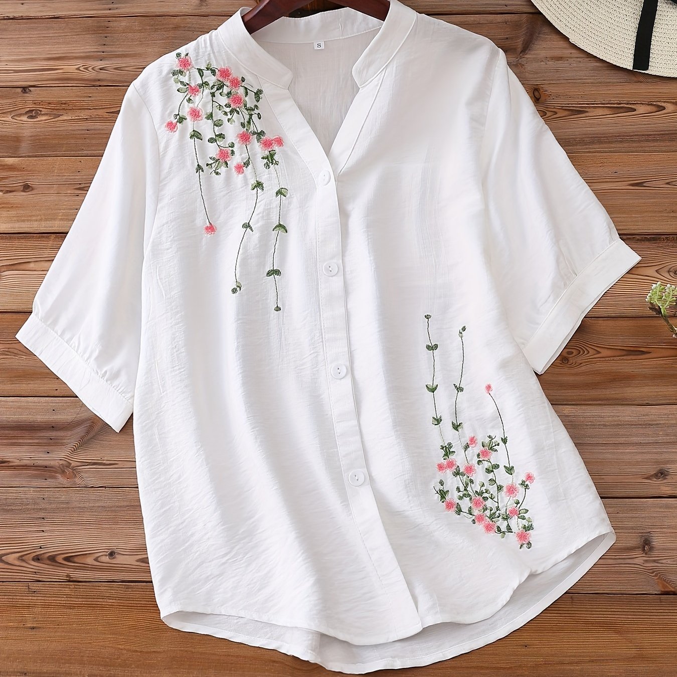 Floral embroidered women's blouse with v-neck and short sleeves, made of rayon and polyamide. Machine washable, ideal for spring and summer.