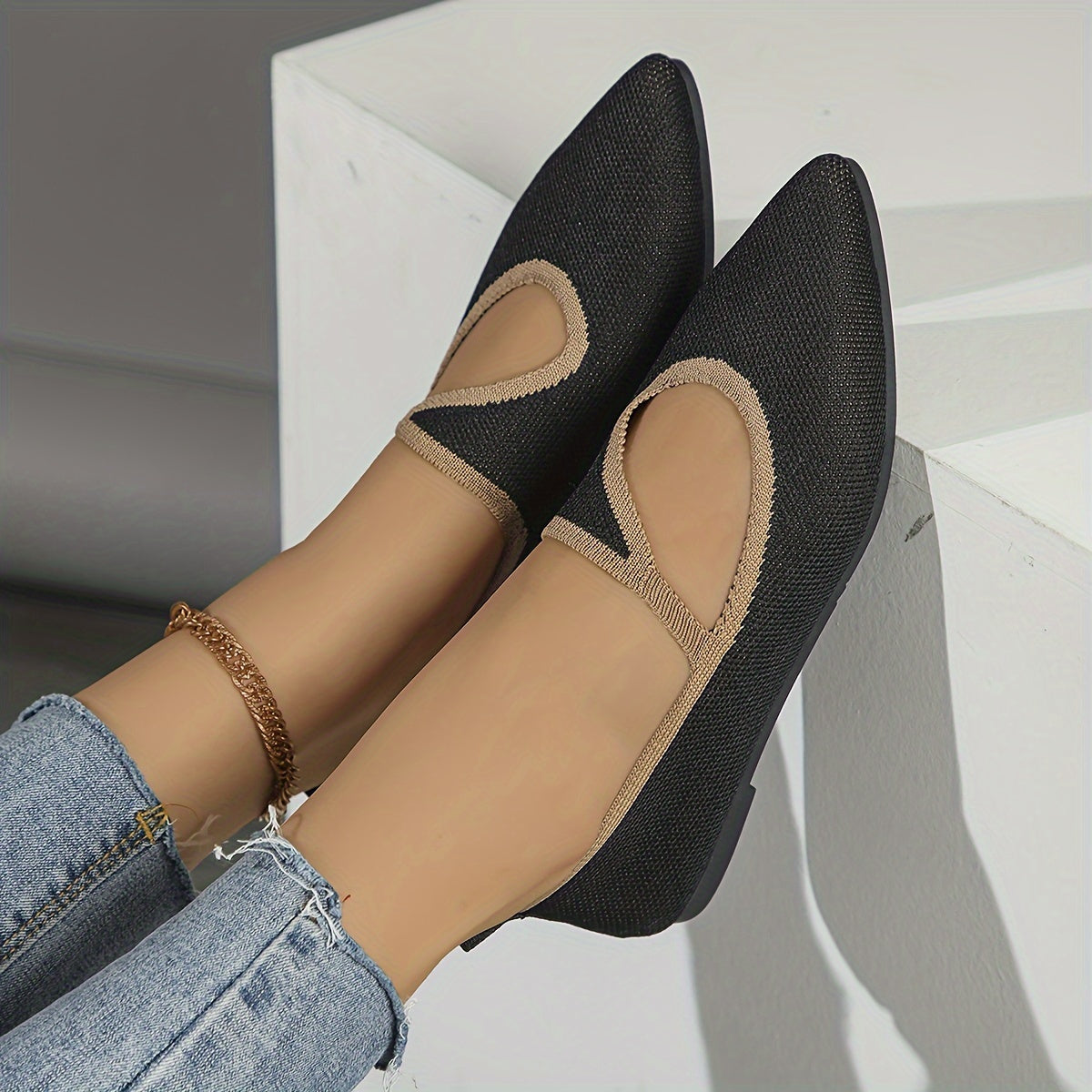 Stylish slip-on flats for women with breathable, comfortable pointed toe and soft sole suitable for all seasons.