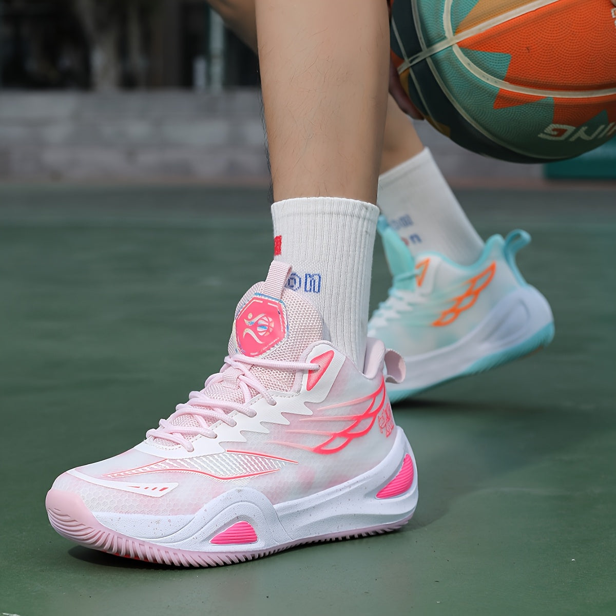 Professional low-top basketball shoes for couples, designed for indoor games and training with anti-slip features.