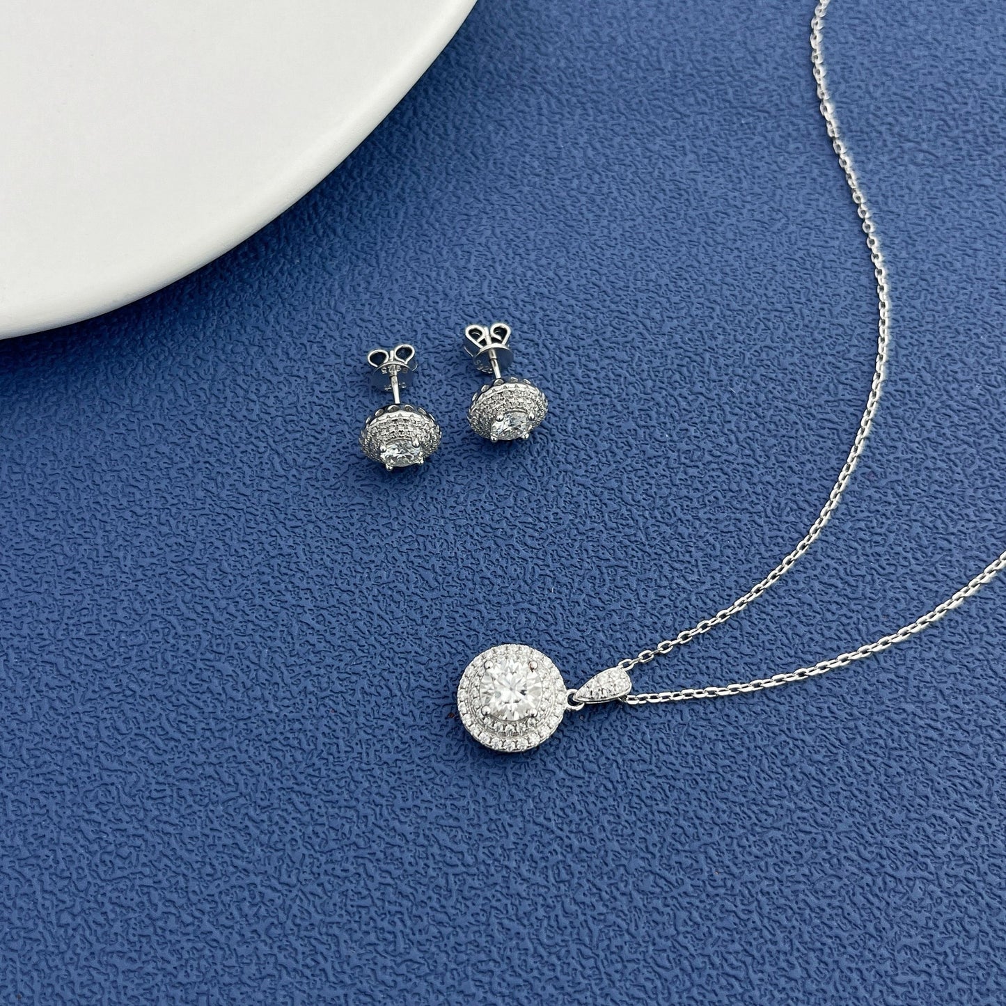 Luxurious Platinum Plated Moissanite Jewelry Set with 1.0ct Pendant Necklace and 0.5ct Stud Earrings. Japan & South Korea Style. High-Quality D-Grade Moissanites. Perfect for Banquets, Festivals, and Gifts. Elegant and Ideal for All Seasons.