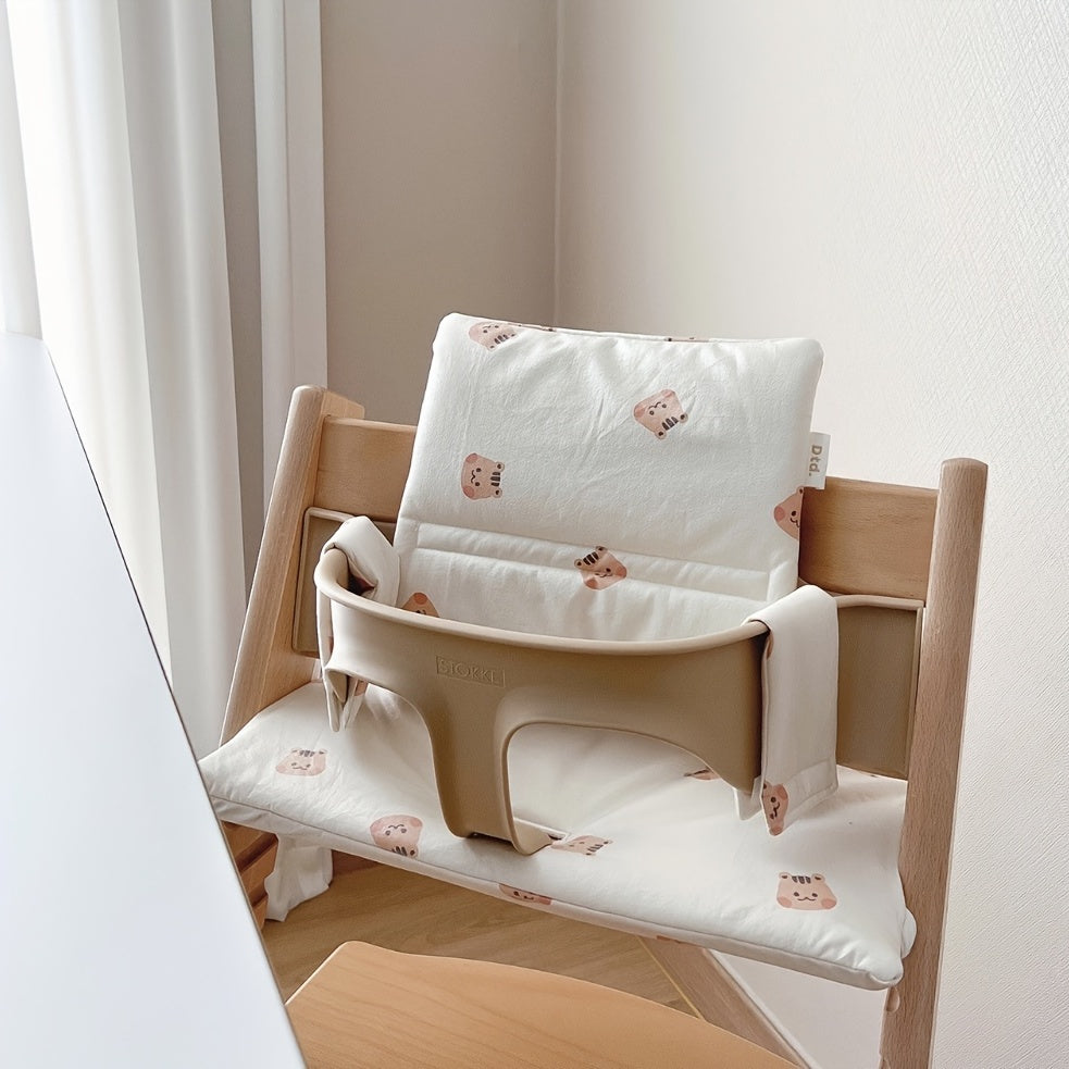 Ensure your baby's safety and comfort with these non-slip autumn and winter baby dining chair cushions, perfect for Halloween, Thanksgiving, and Christmas gifts.