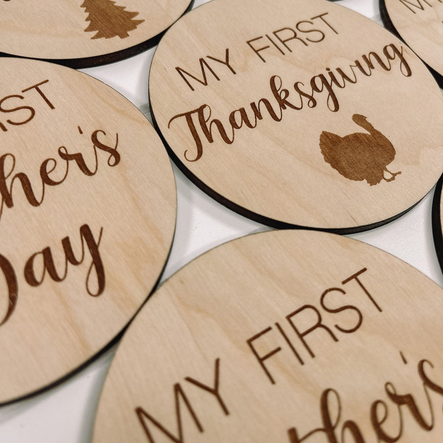 Capture your baby's growth with 10 wooden monthly milestone cards, complete with a light wooden photo disc for Halloween, Thanksgiving, and Christmas gifts.