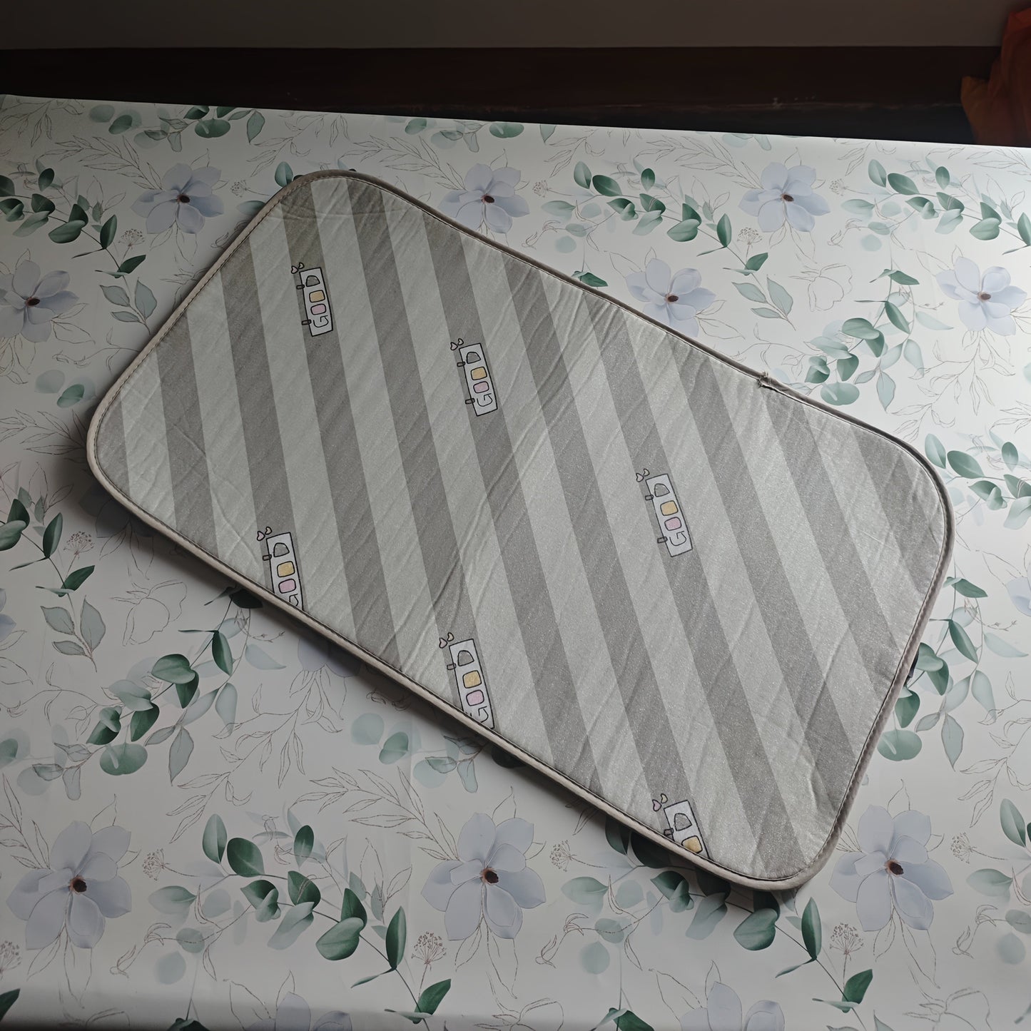 Multi-functional Ironing Mat for Clothing and Dining, Portable Heat-Resistant Pad, Convenient to Transport, Ironing Mat, Heat Insulation, Simple to Utilize, Dining Mat, Laundry Organization and Storage.