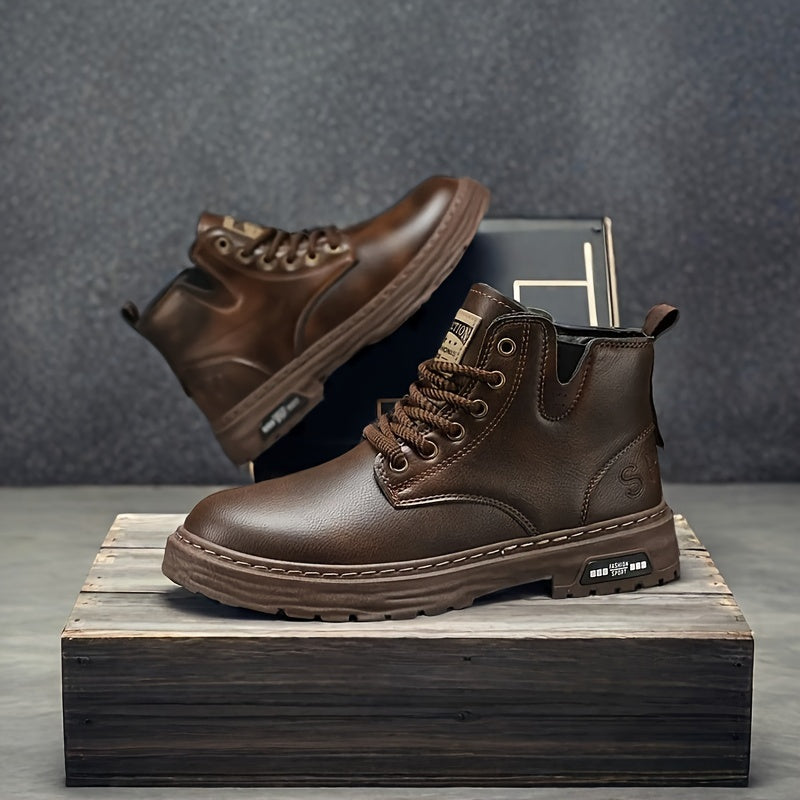 Fashionable lace-up men's boots, perfect for everyday walking and outdoor activities.