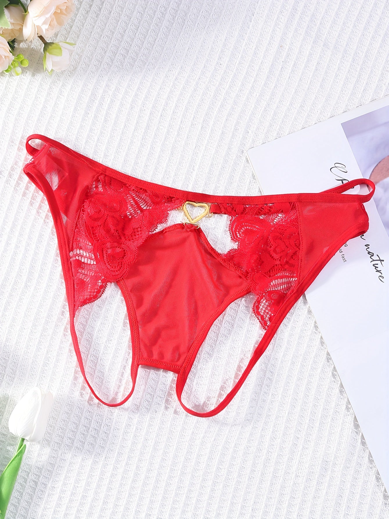 1 pair of red lace panties for women with heart-shaped clasp is made of solid color knitted fabric with lace detail, suitable for adult underwear.