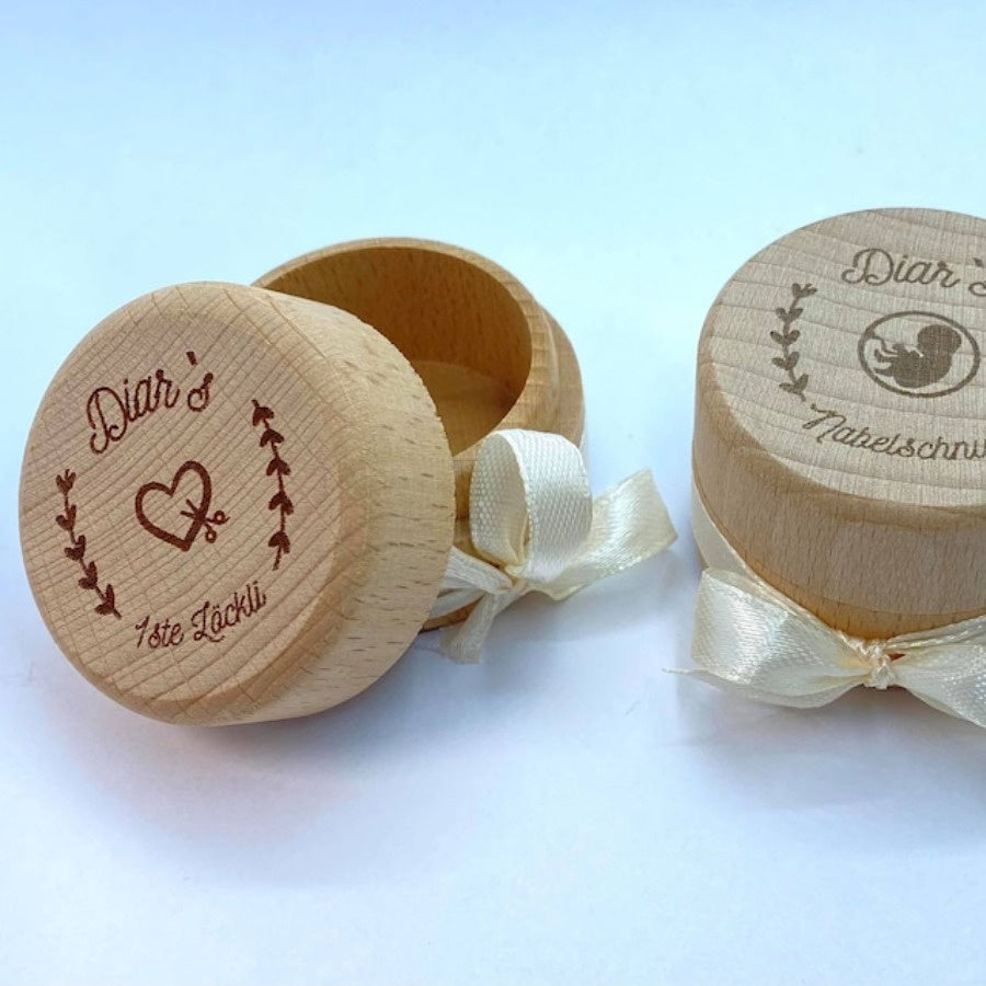 1 piece of personalized engraved wooden box for storing a baby's first hair and umbilical cord.