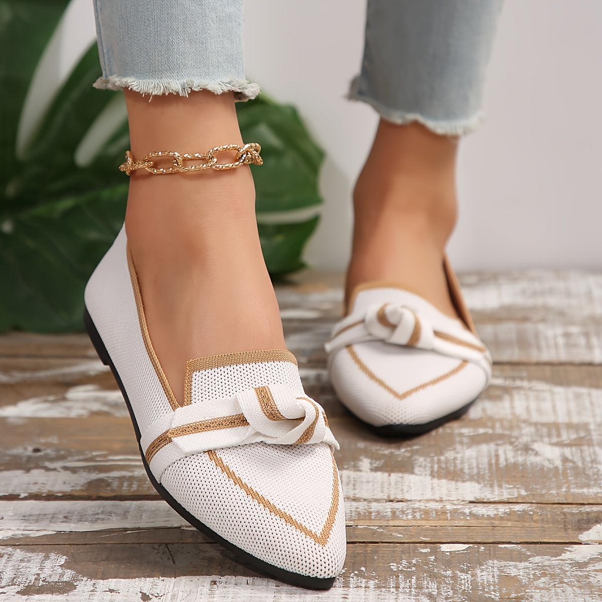 Stylish slip-on flat shoes with knot design and pointed toe for everyday comfort and breathability.