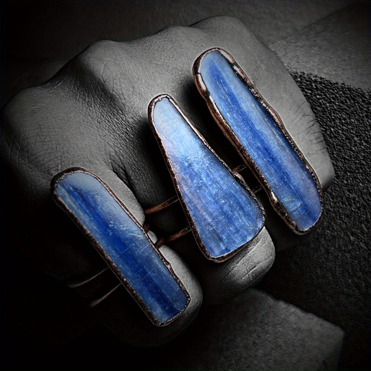 Adjustable exaggerated ring with an irregular natural stone inlay, suitable for both men and women to match daily outfits. The shape of the stone is unique and uncertain.