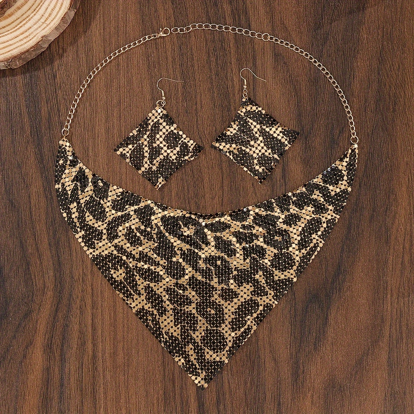 Add a touch of luxury with our Leopard Print Scarf-Style Choker Necklace and Earring Set. Crafted from 14K gold plated zinc alloy, this 3-piece set is perfect for adding a sexy and fashionable touch to any outfit. Suitable for both daily wear and parties.