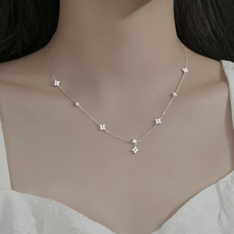 This elegant collarbone necklace is crafted from 3.2g of genuine S925 sterling silver and adorned with a sparkling snowflake zirconia. A timeless piece perfect for women, it makes a wonderful gift for Valentine's Day or anniversaries.